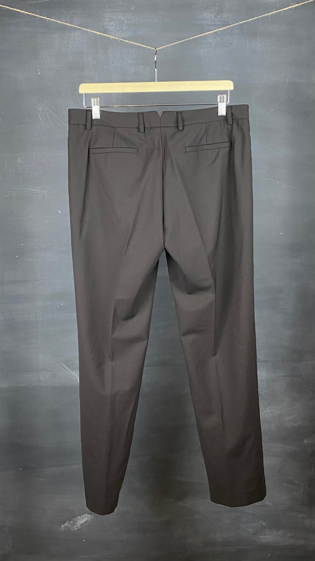 Pantalon Theory noir en très fin lainage, vue de dos.