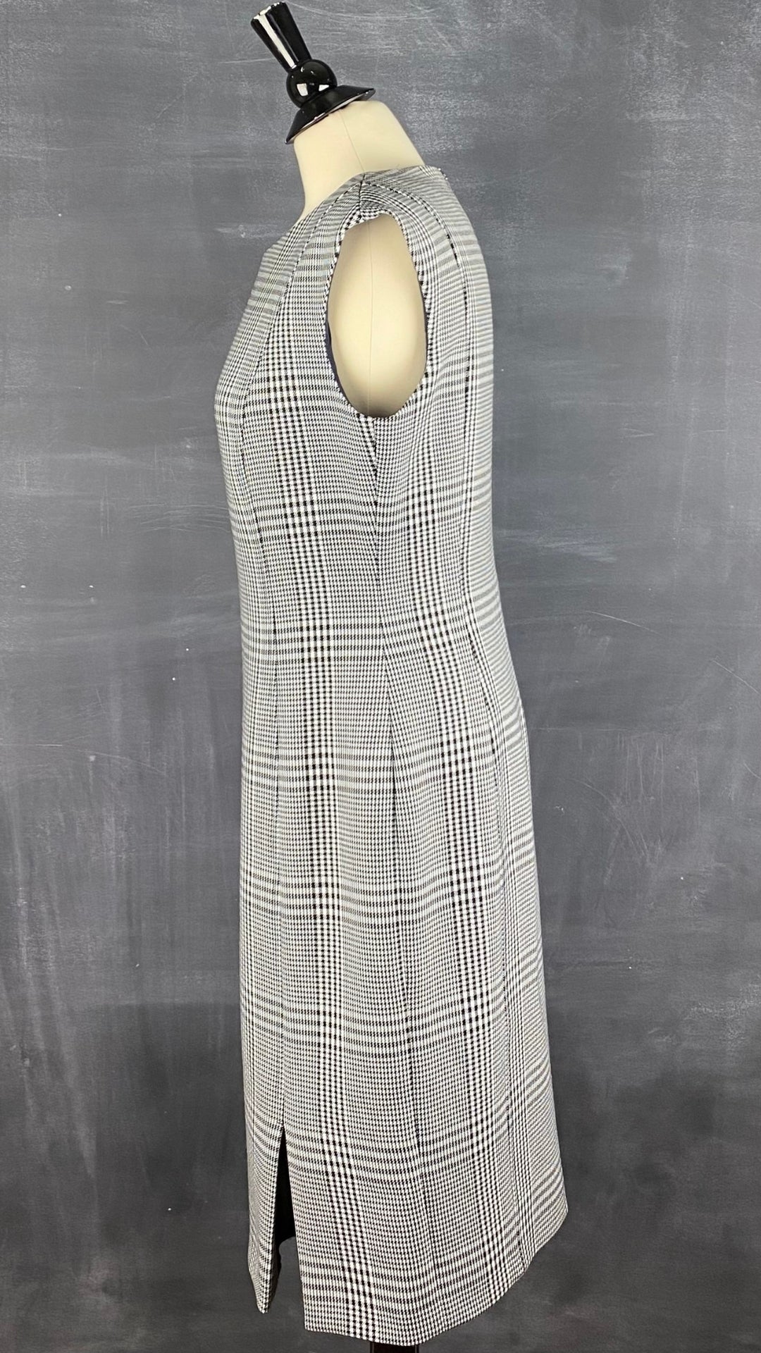 Robe à carreaux pied de poule Boss. Parfaitement magnifique avec sa belle coupe, son tissu de qualité et sa petite fente à l'avant de la jupe. Vue de côté.