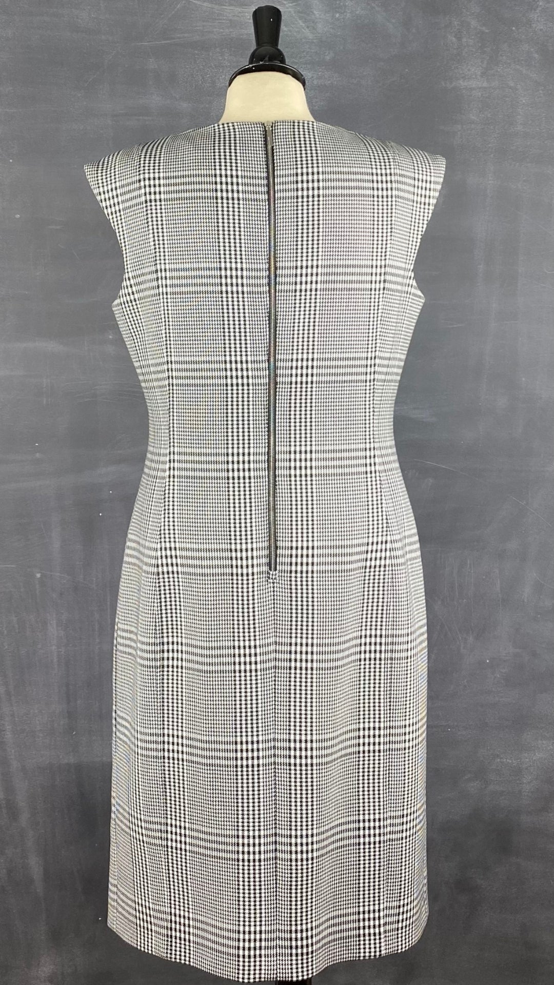 Robe à carreaux pied de poule Boss. Parfaitement magnifique avec sa belle coupe, son tissu de qualité et sa petite fente à l'avant de la jupe. Vue de dos.