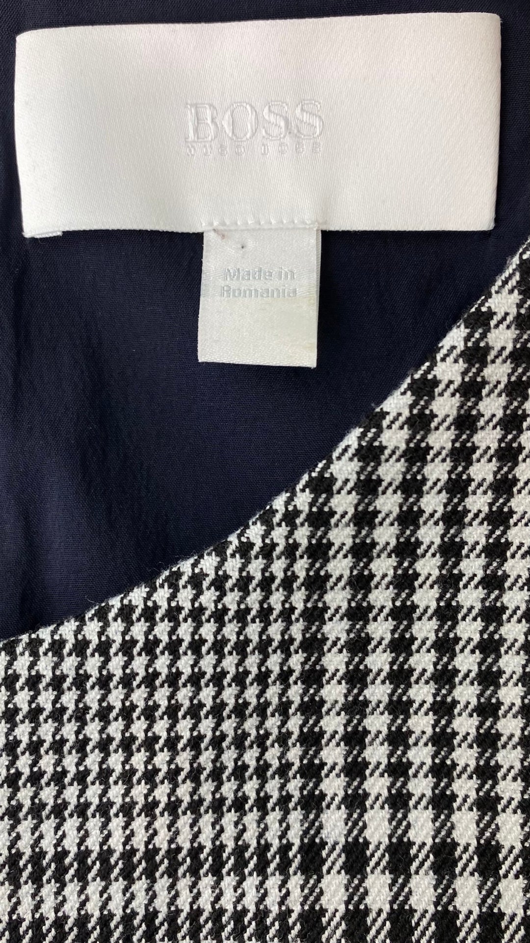 Robe à carreaux pied de poule Boss. Parfaitement magnifique avec sa belle coupe, son tissu de qualité et sa petite fente à l'avant de la jupe. Vue de l'étiquette de marque.