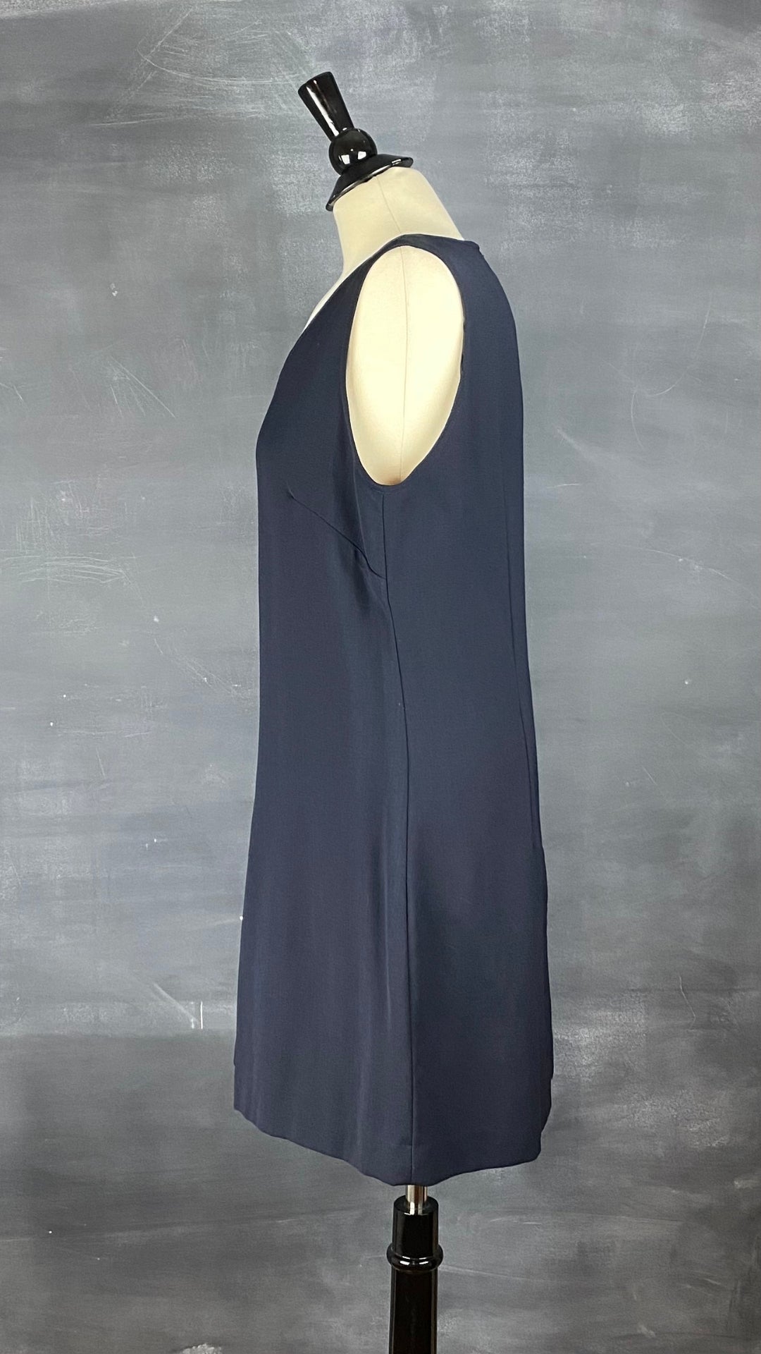 Robe classique vintage Tristan & Iseut, marine en lainage fin. Vue de côté.