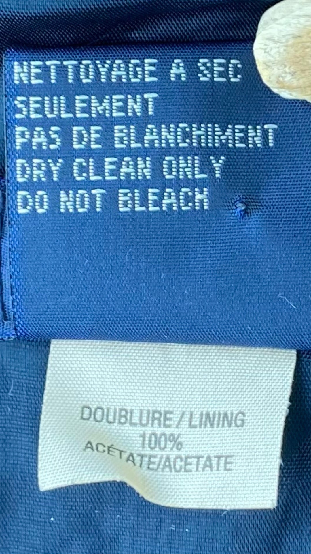 Robe classique vintage Tristan & Iseut, marine en lainage fin. Vue de l'étiquette d'entretien.