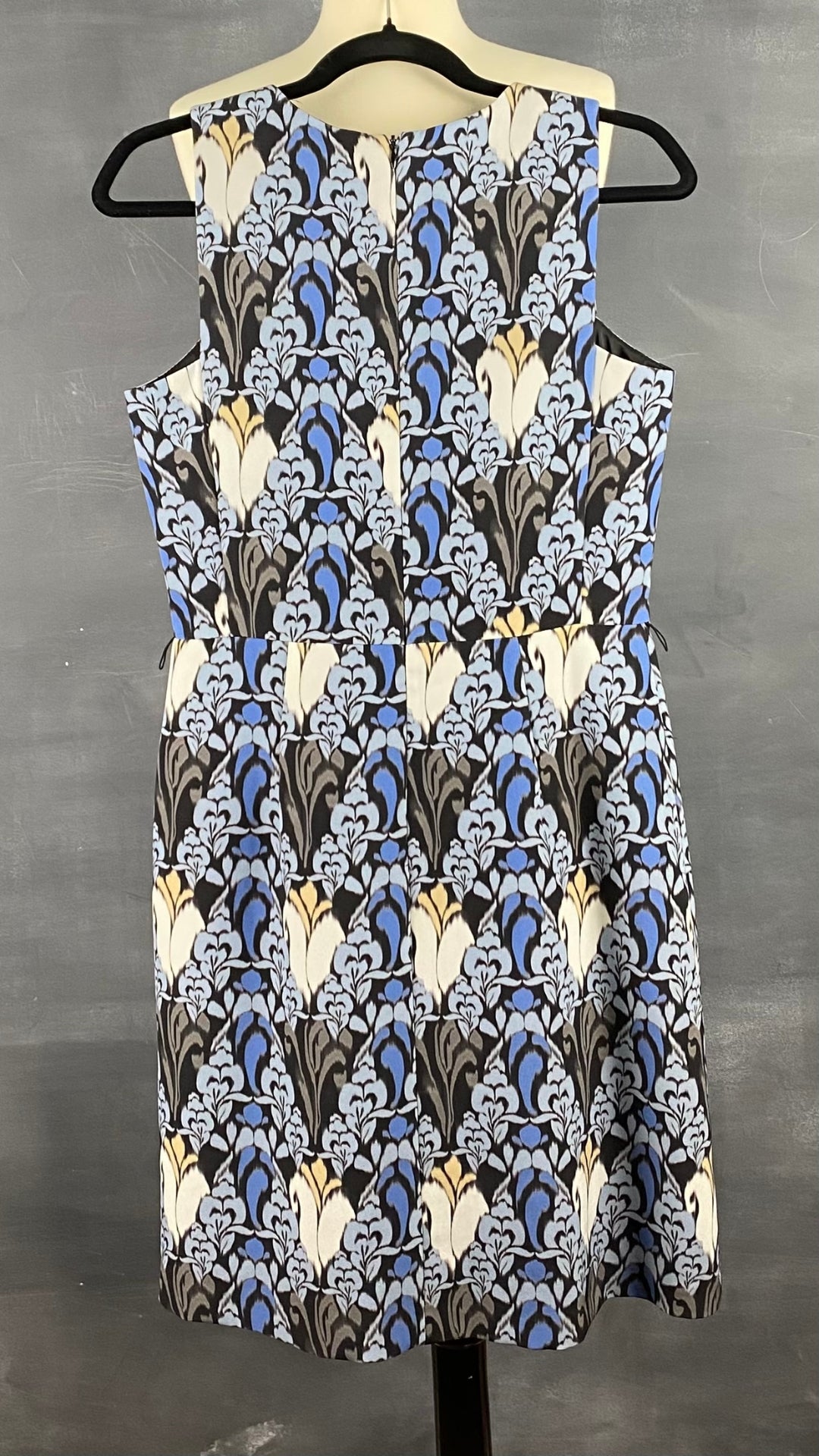 Robe classique aux doux motifs bleutés. Vue de dos.