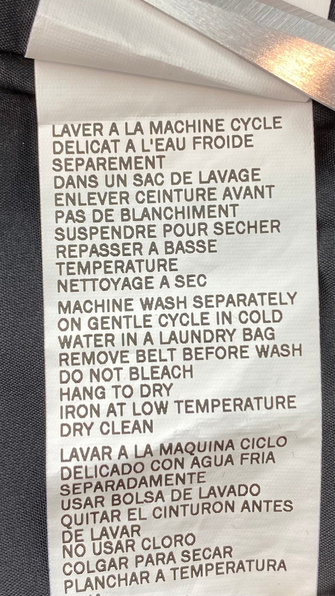 Robe classique aux doux motifs bleutés. Vue de l'étiquette d'entretien.