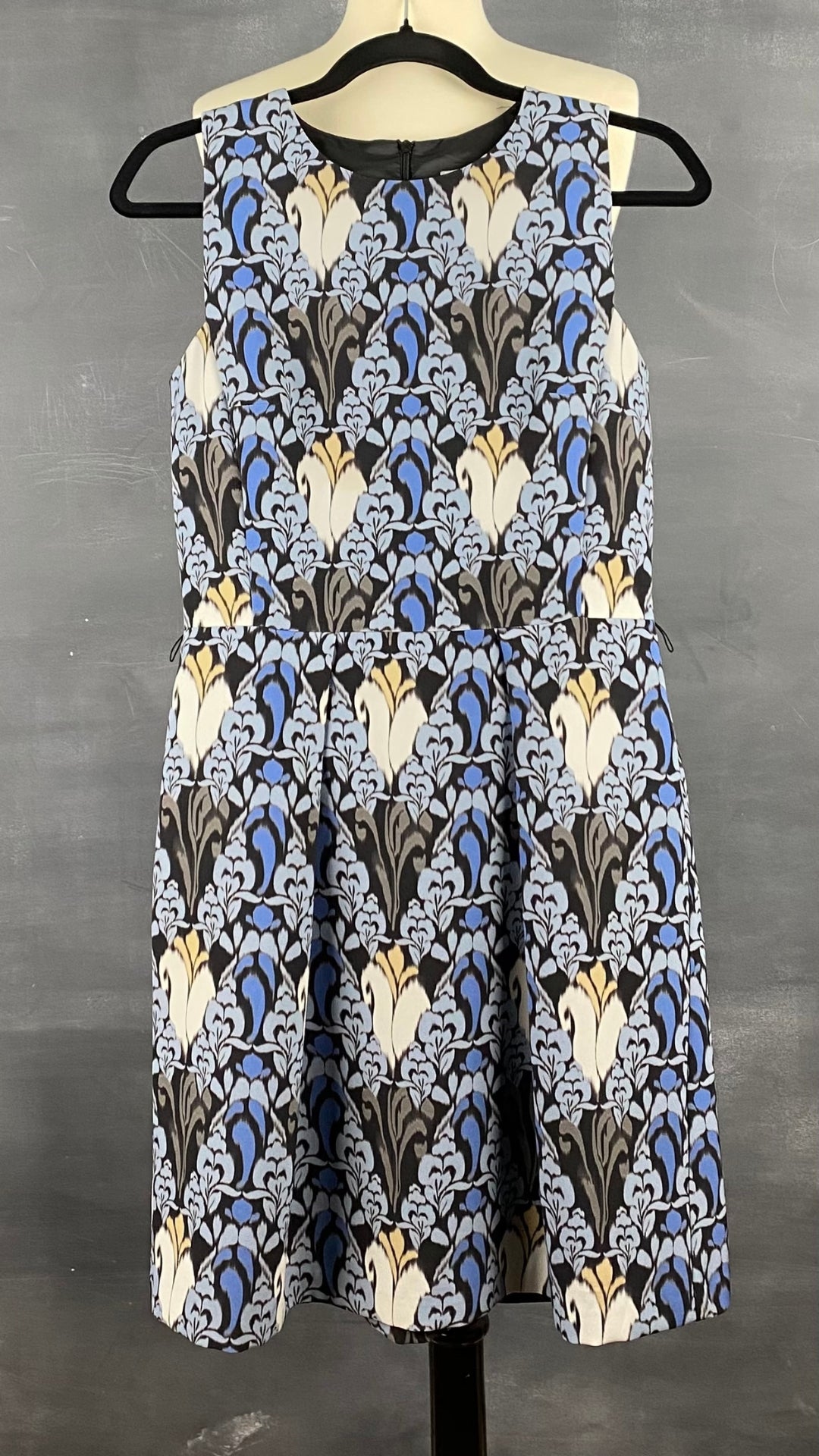Robe classique aux doux motifs bleutés. Vue de face.
