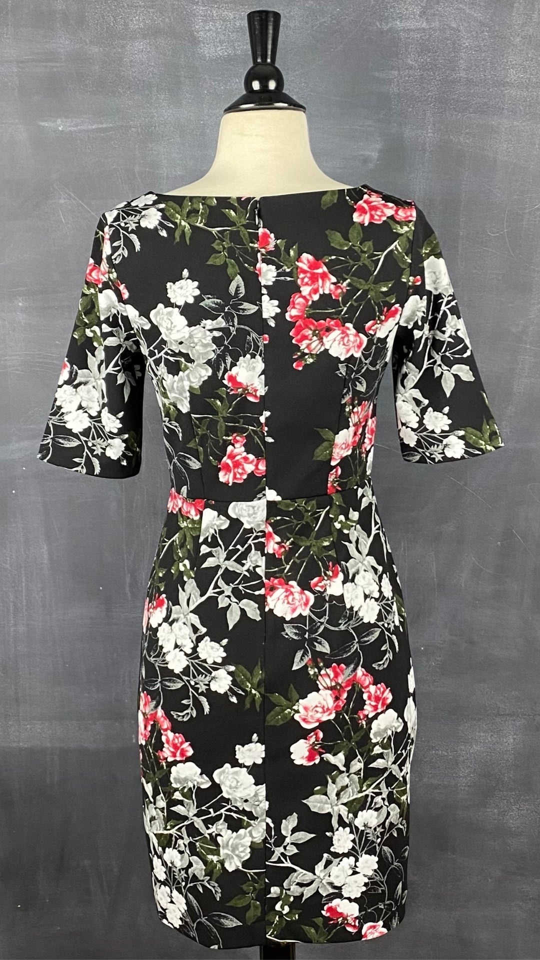 Robe fleurie parfaite Banana Republic. Joli plissé à l'avant de la robe et manches coudes pour une petite touche unique. Vue de dos.