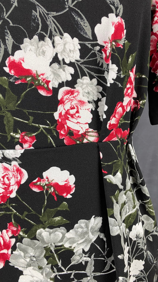 Robe fleurie parfaite Banana Republic. Joli plissé à l'avant de la robe et manches coudes pour une petite touche unique. Vue du plissé à la taille.