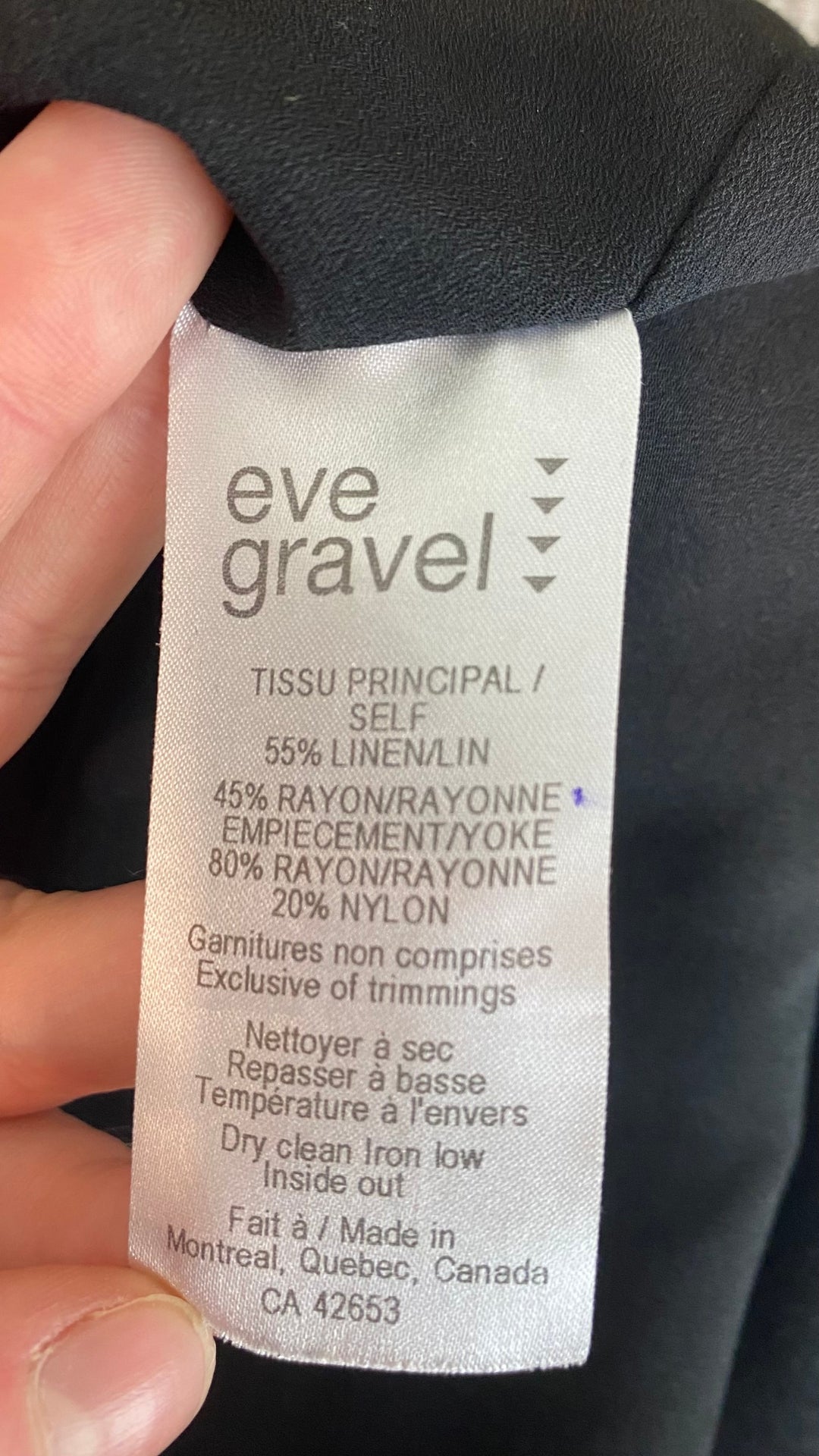Robe Eve Gravel, fabriquée au Québec. Sa coupe droite et son tissu en mélange de lin en feront la robe parfaite pour toutes les occasions. Vue de l'étiquette de composition et entretien.