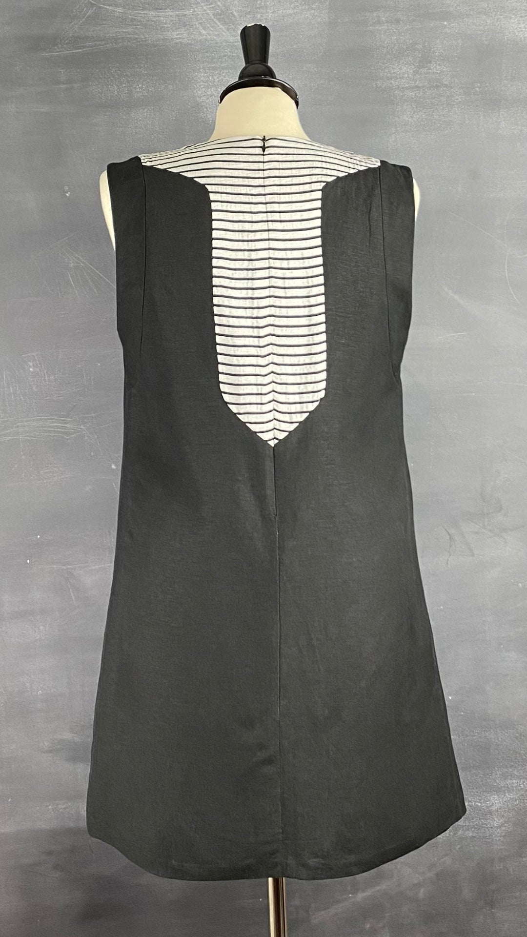 Robe Eve Gravel, fabriquée au Québec. Sa coupe droite et son tissu en mélange de lin en feront la robe parfaite pour toutes les occasions. Vue de dos.