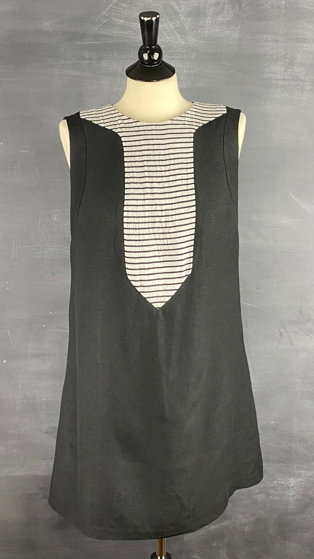 Robe Eve Gravel, fabriquée au Québec. Sa coupe droite et son tissu en mélange de lin en feront la robe parfaite pour toutes les occasions. Vue de face.