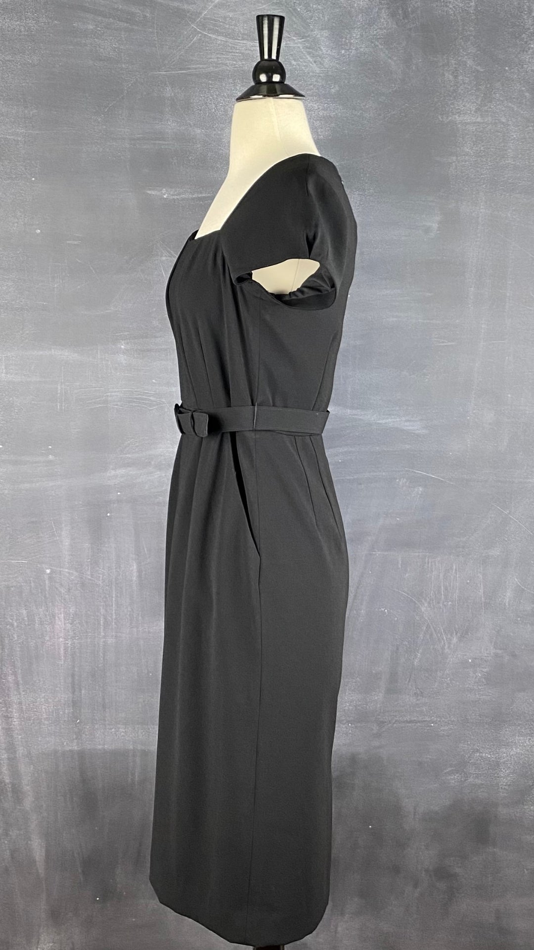 Robe noire parfaite Banana Republic. Vue de côté.