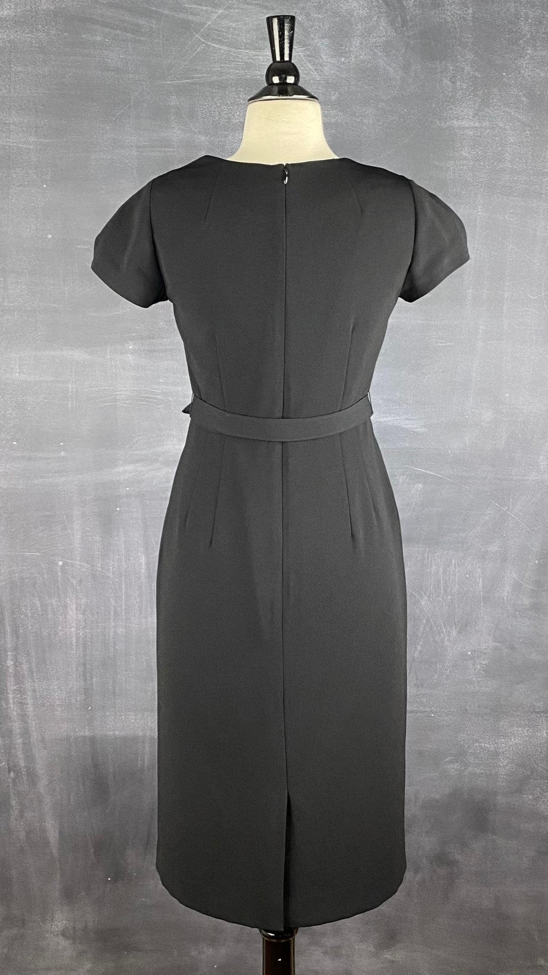 Robe noire parfaite Banana Republic. Vue de dos.