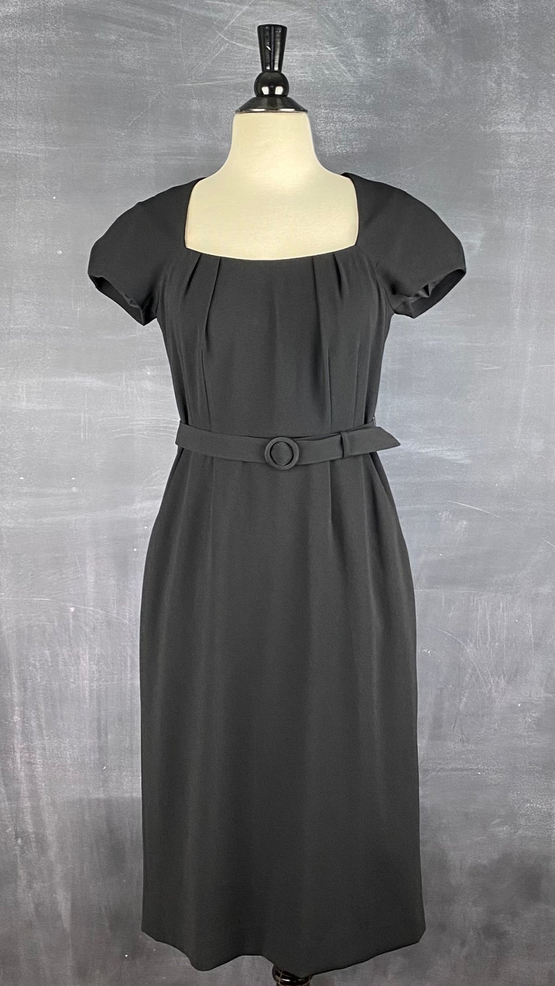Robe noire parfaite Banana Republic. Vue de face.