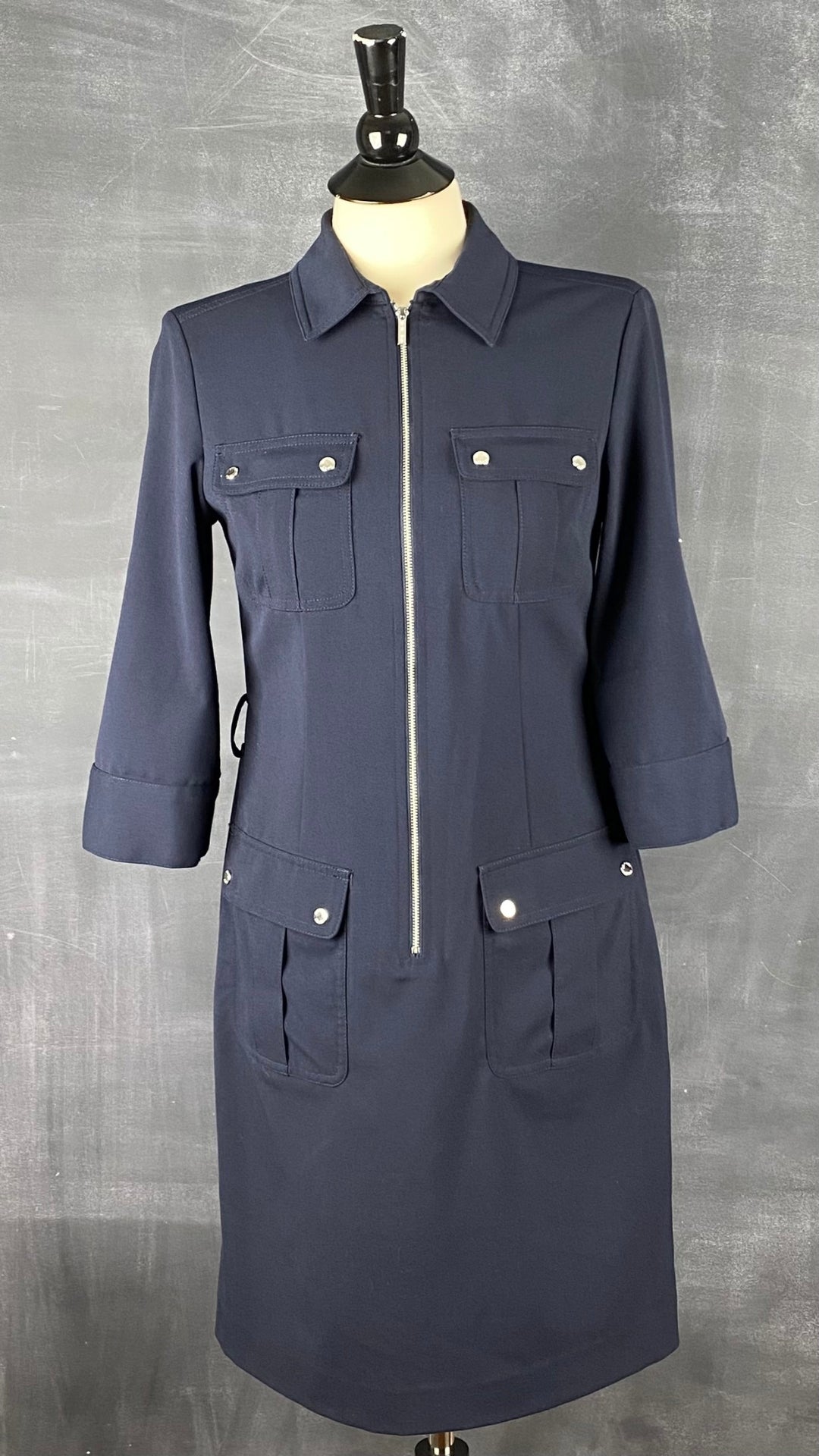 Robe utilitaire marine Michael Kors. Polyvalente et facile à agencer, cette robe est une base de la garde-robe. Vue de face, manches déroulées.