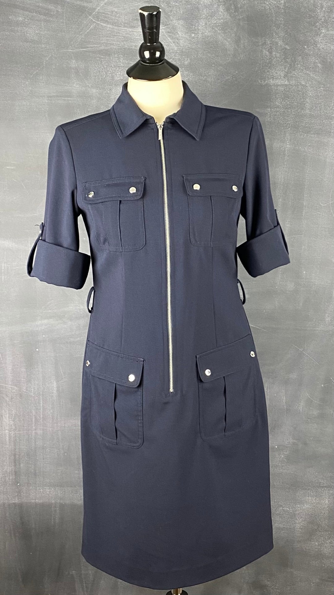 Robe utilitaire marine Michael Kors. Polyvalente et facile à agencer, cette robe est une base de la garde-robe. Vue de face, manches roulées.