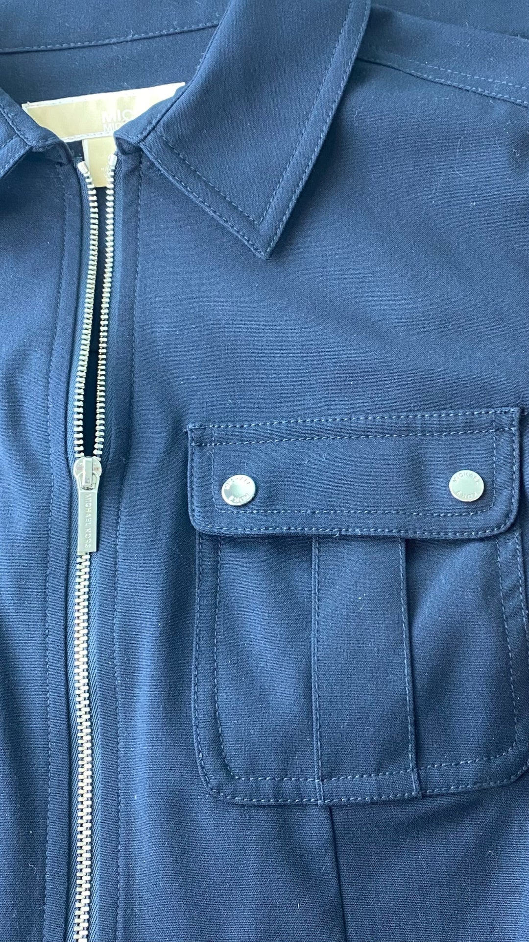 Robe utilitaire marine Michael Kors. Polyvalente et facile à agencer, cette robe est une base de la garde-robe. Vue de la poche de poitrine.