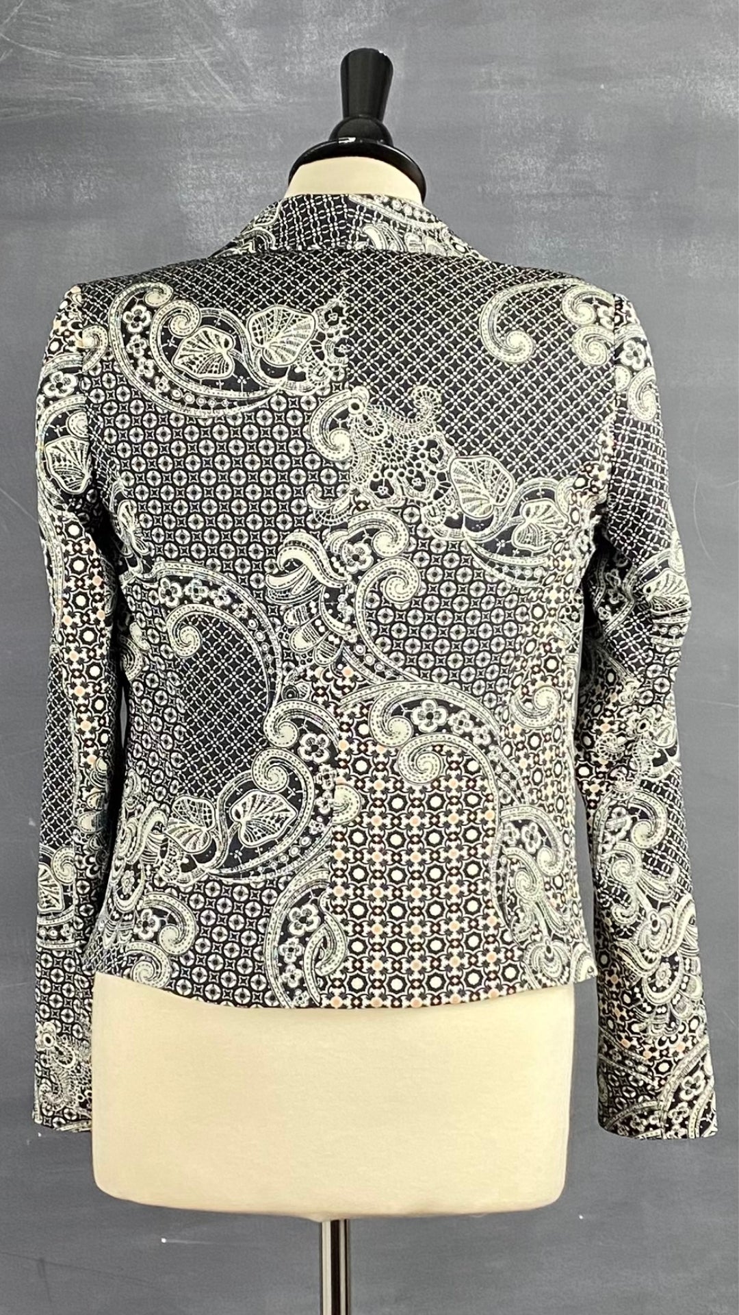 Veste courte Tristan fluide à motifs chics qui s'agencent avec tout. Vue de dos.