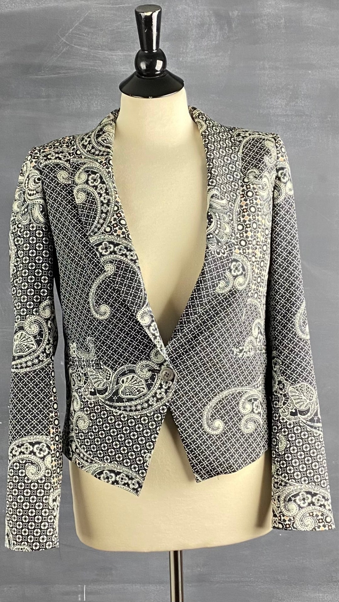 Veste courte Tristan fluide à motifs chics qui s'agencent avec tout. Vue de face.