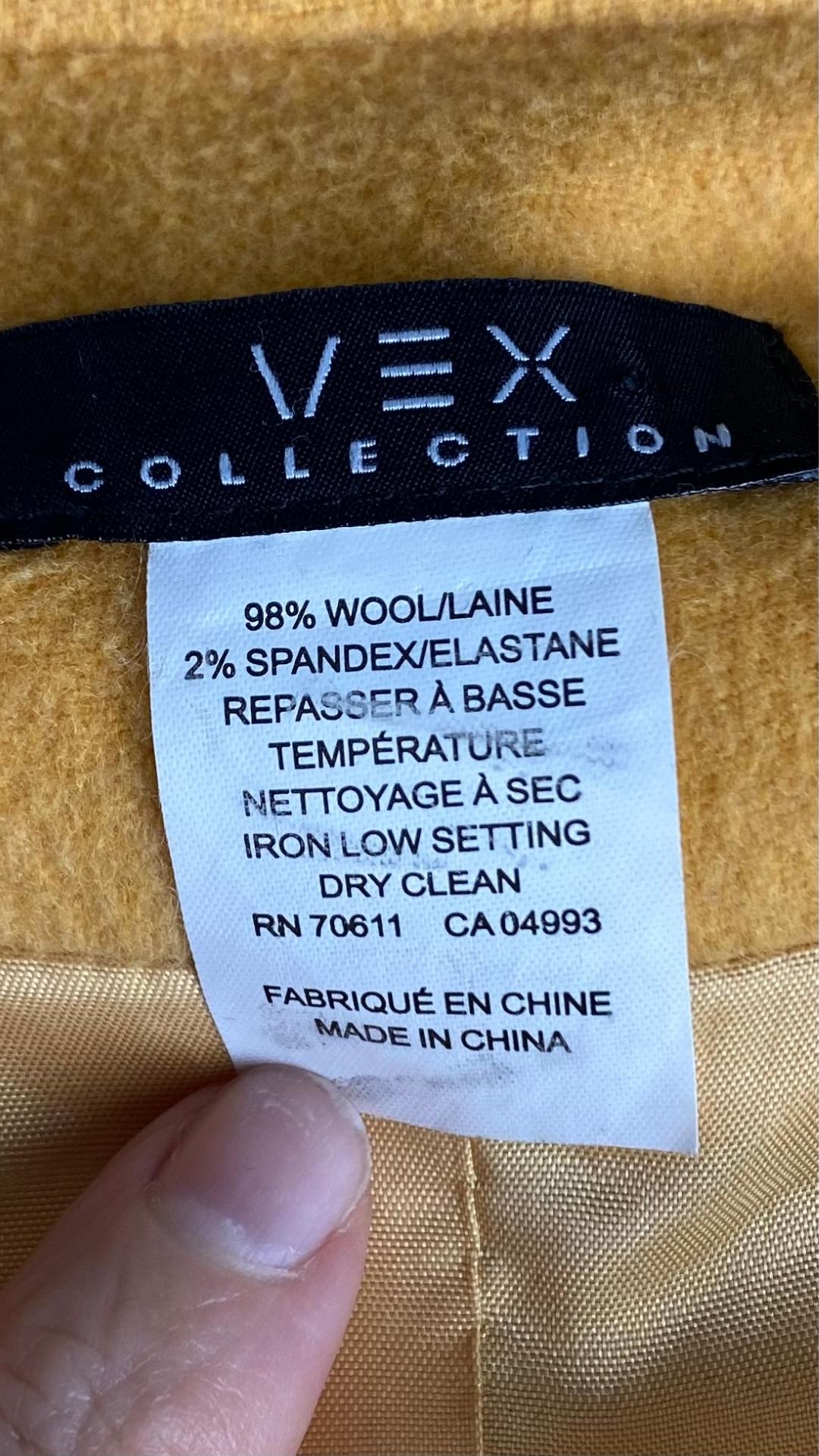 Veste en laine douce comme un nuage à col élégant, vue de l'étiquette de composition