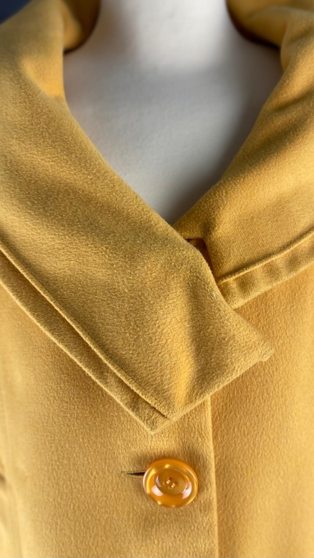 Veste en laine douce comme un nuage à col élégant, vue du col