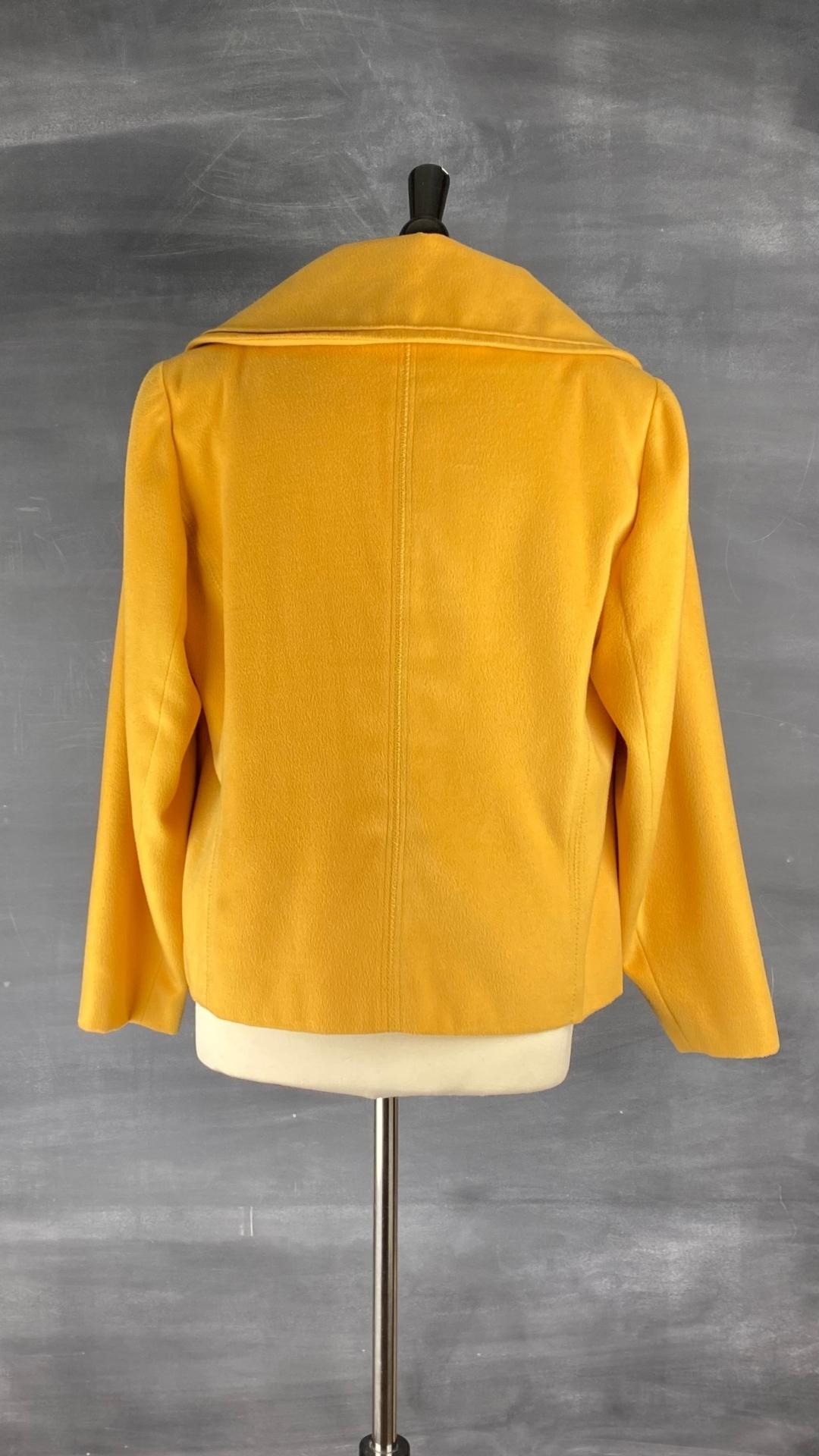 Veste en laine douce comme un nuage à col élégant, vue du dos