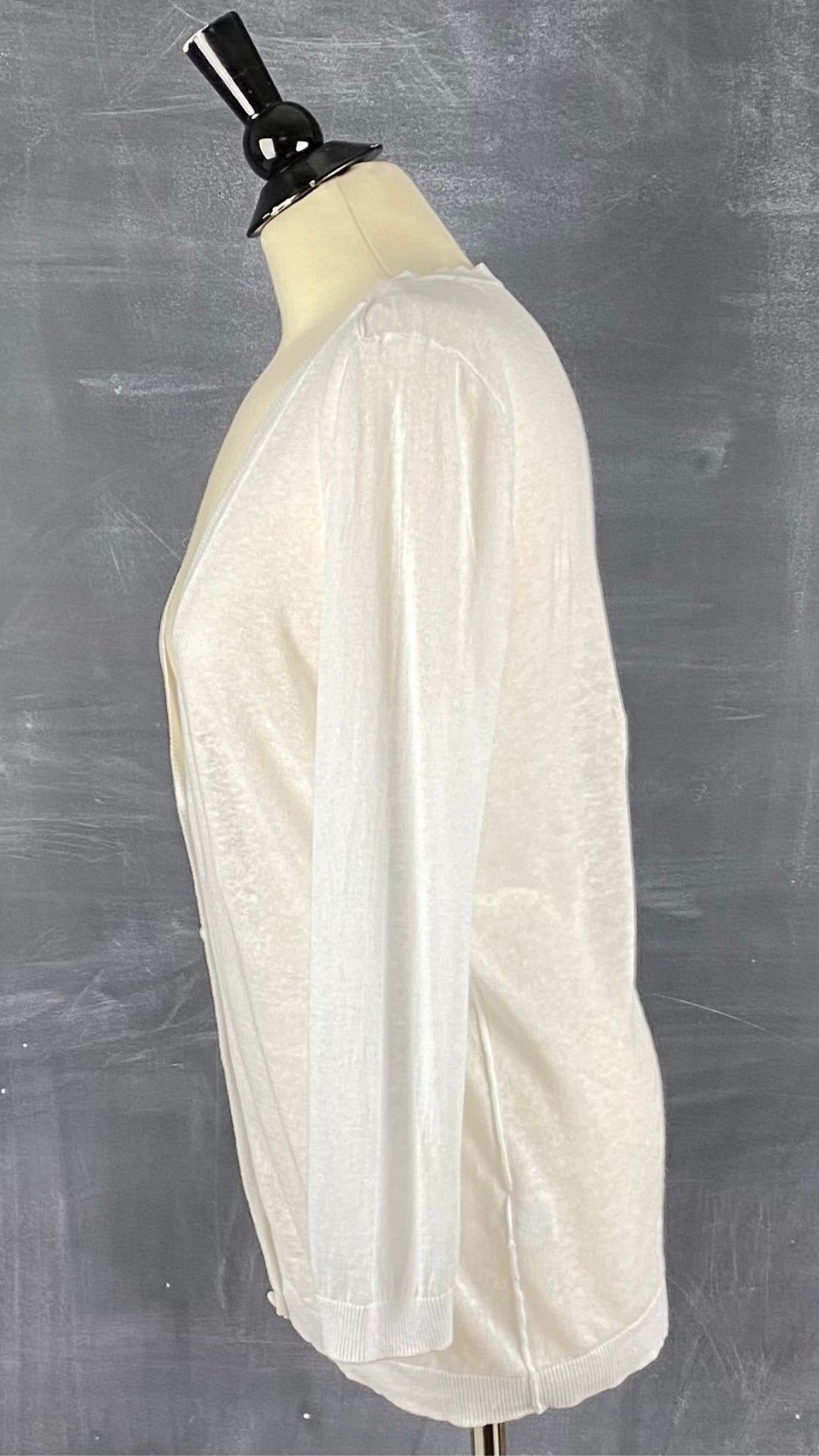 Veste col en v Banana Republic en lin blanche et manches 3/4. Vue de côté.
