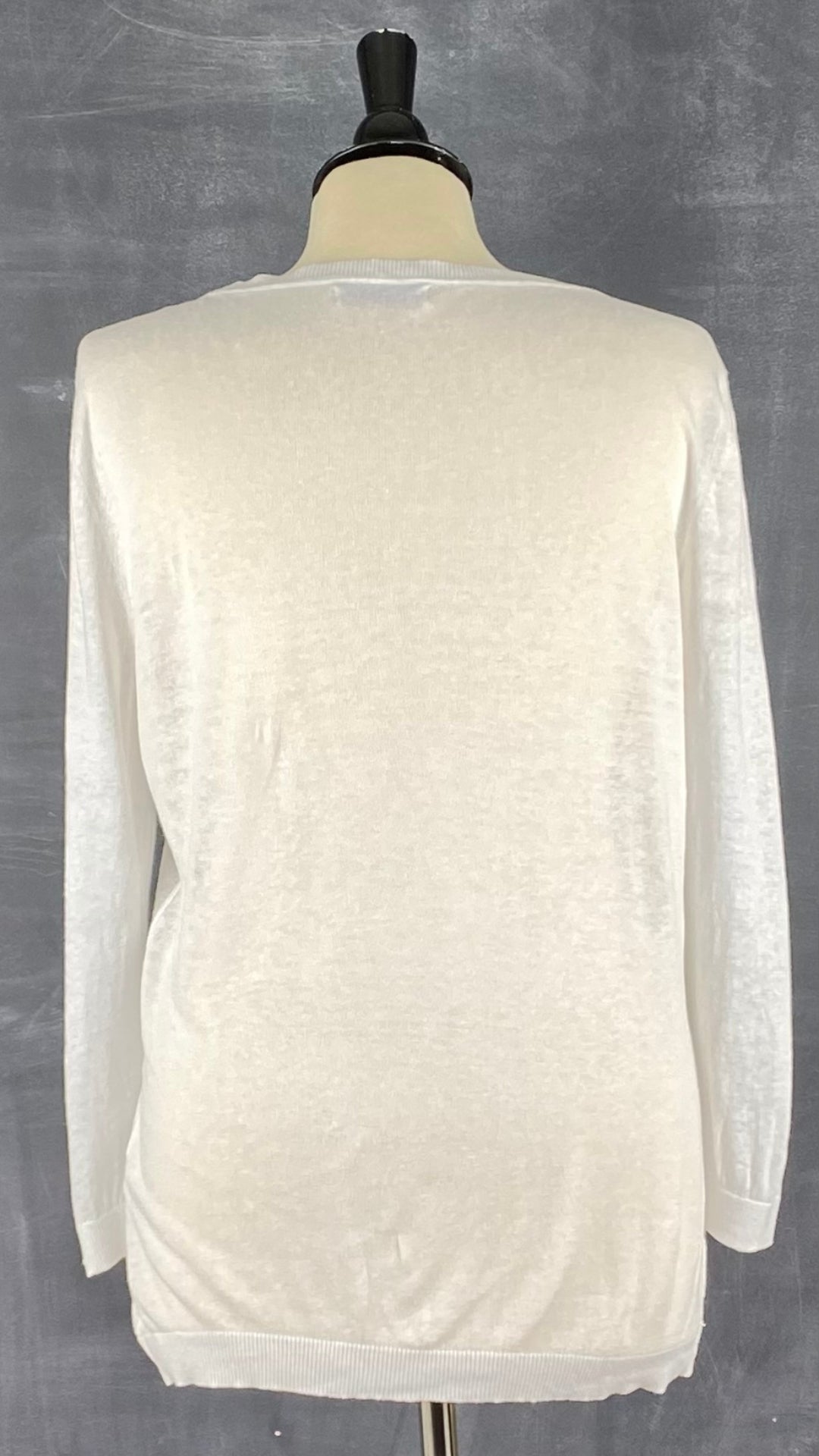 Veste col en v Banana Republic en lin blanche et manches 3/4. Vue de dos.