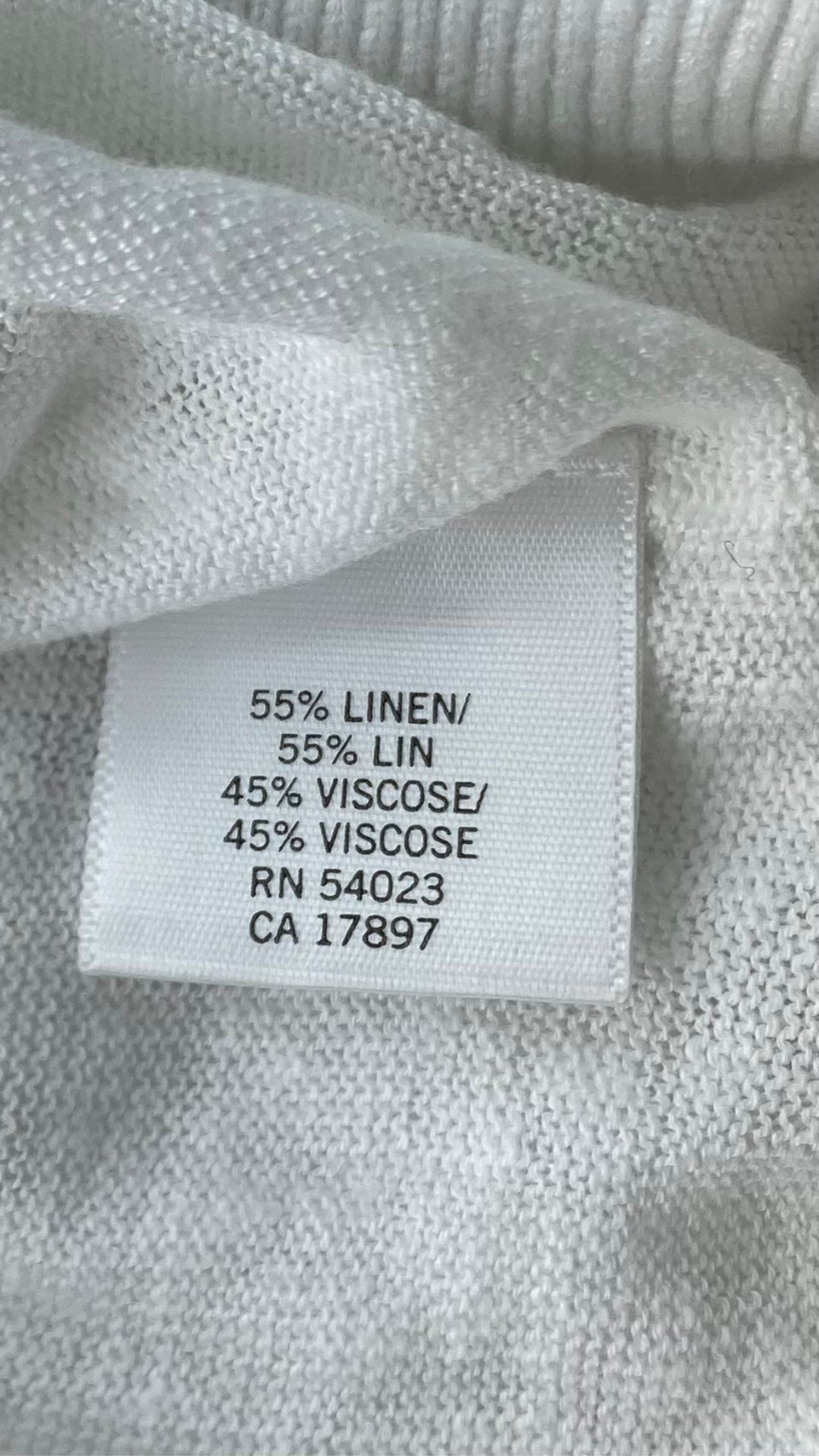 Veste col en v Banana Republic en lin blanche et manches 3/4. Vue de l'étiquette de composition.