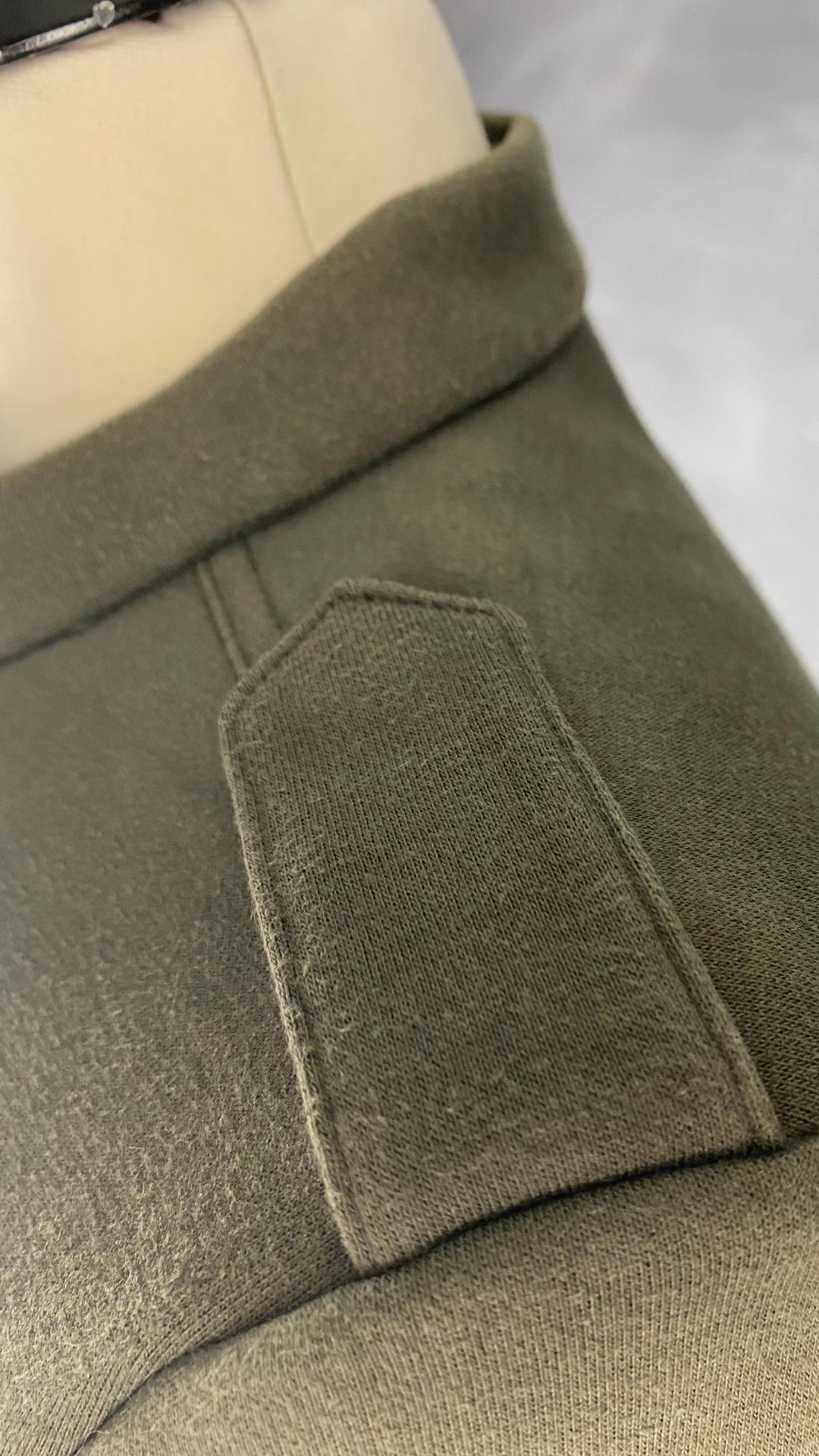 Veste ouatée kaki style militaire confo, vue de la ganse à l'épaule
