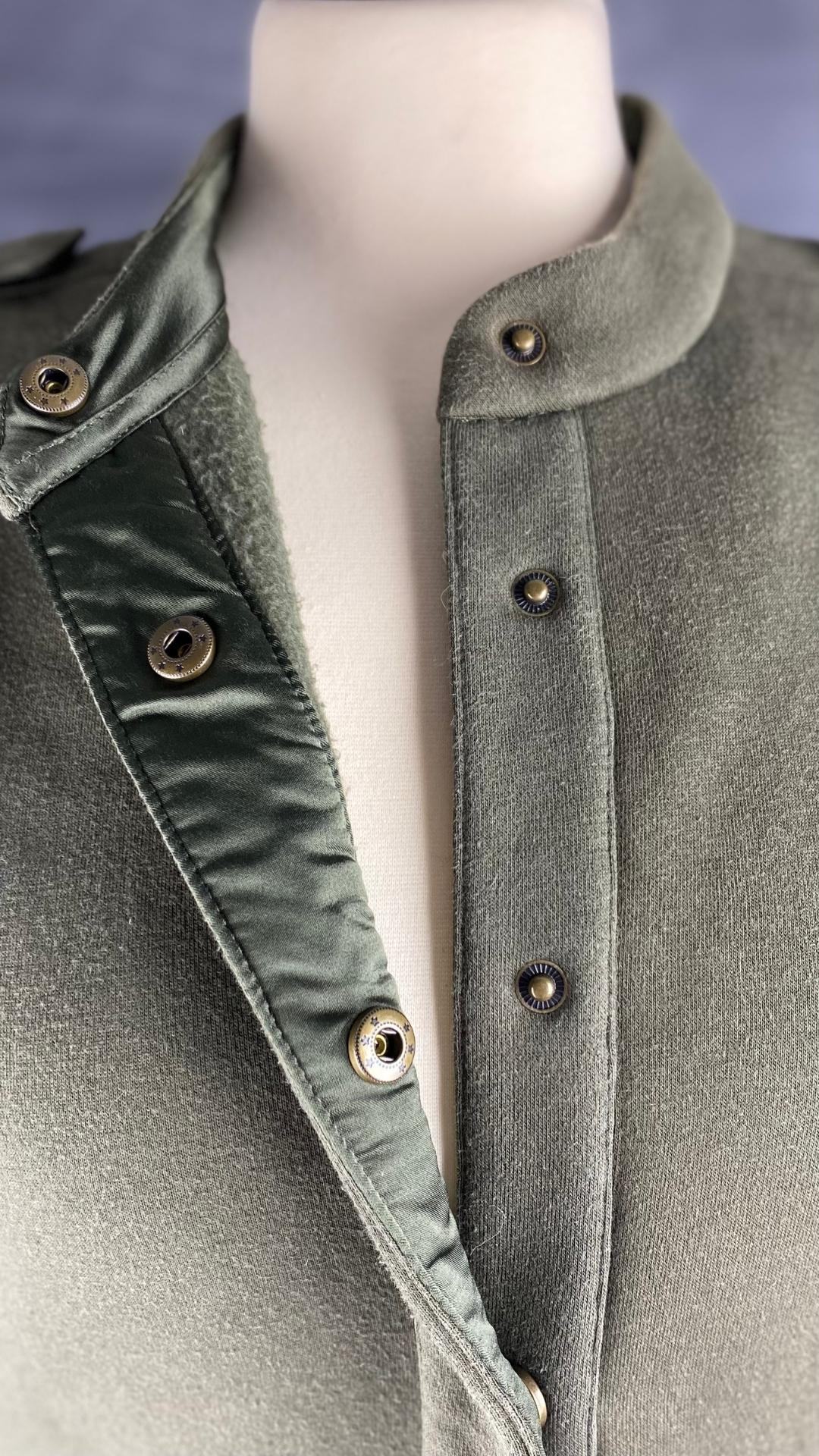 Veste ouatée kaki style militaire confo, vue des boutons-pression