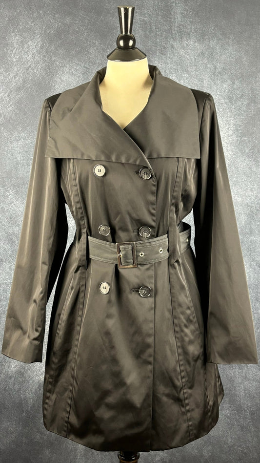 Manteau noir style trench Anne Klein, taille large. Vue de face.