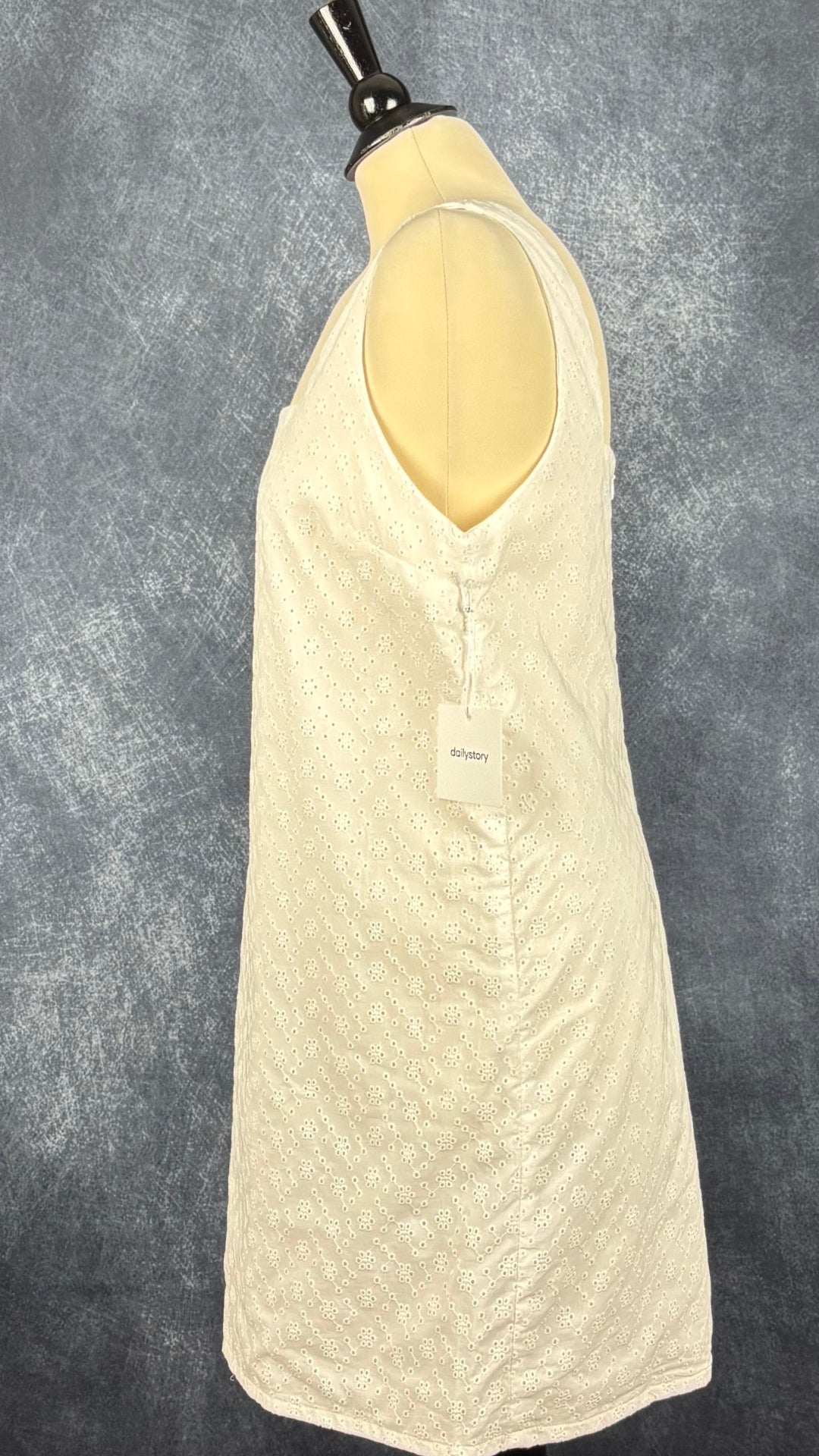 Robe crème droite en broderie anglaise (neuve) Dailystory, taille medium. Vue de côté.