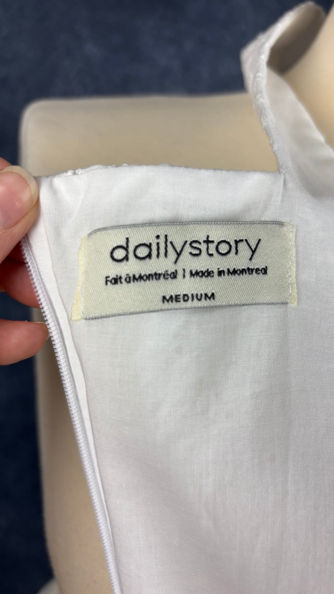 Robe crème droite en broderie anglaise (neuve) Dailystory, taille medium. Vue de l'étiquette.