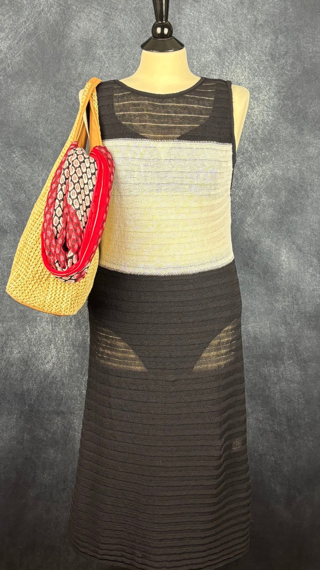 Robe en maille fine ajourée noir et crème en mélange de lin Sarah Pacini, taille unique. Vue de l'agencement avec un sac en paille, un maillot de bain et un foulard Sandwich à petits motifs de feuilles.