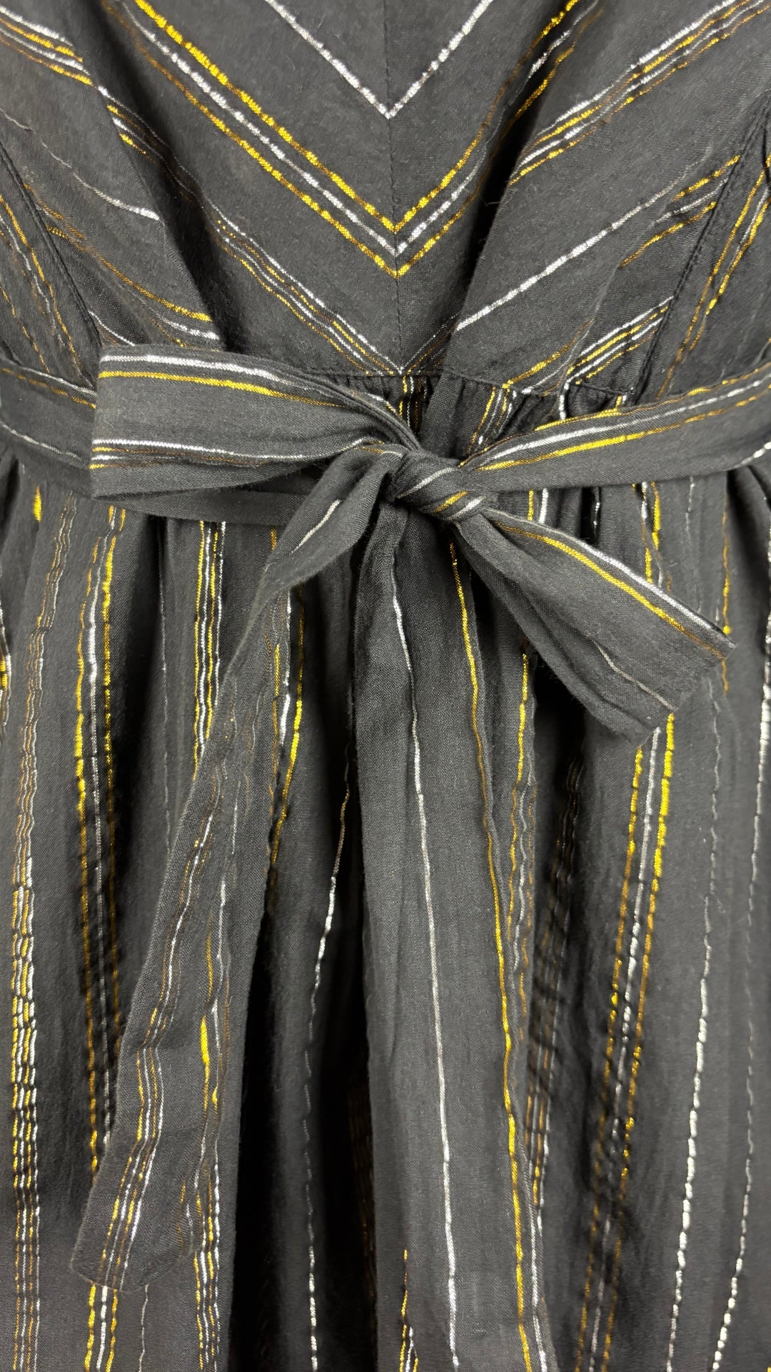 Robe noire à rayures or et argent Scotch & Soda, taille estimée à medium. Vue de près de la ceinture.