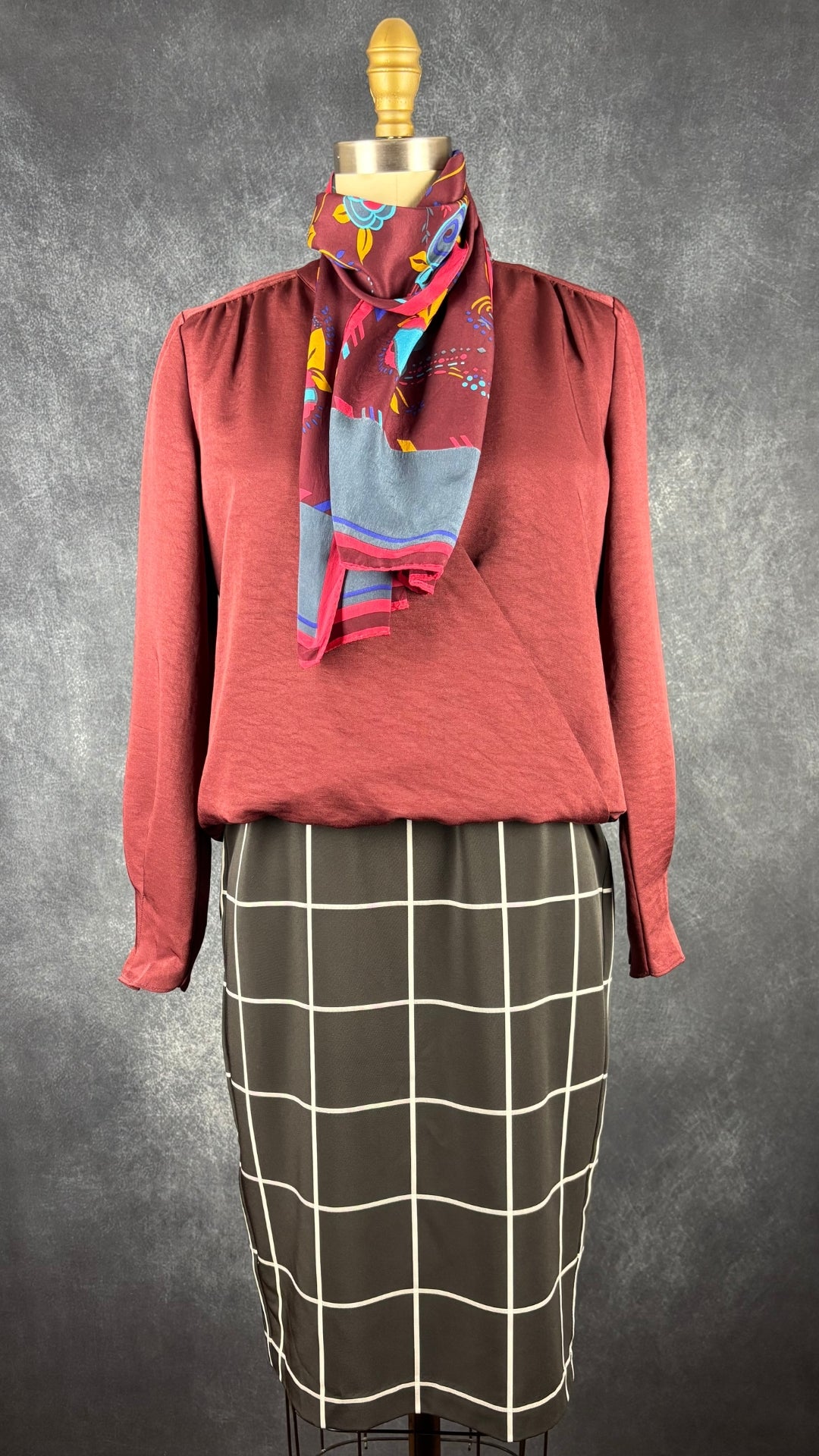 Foulard rectangulaire long Lanvin Paris, motifs floraux aux couleurs automnales. Vue de l'agencement avec la robe noire à carreaux InWear et la blouse bordeaux Scotch & Soda.