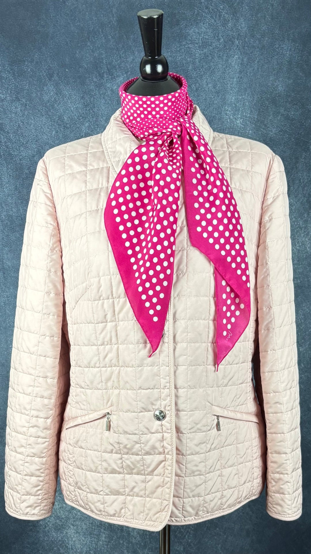 Veste matelassée rose doux Basler, taille 42 qui équivaut environ à medium ou petit large. Vue de l'agencement avec le foulard à pois rose fuchsia.