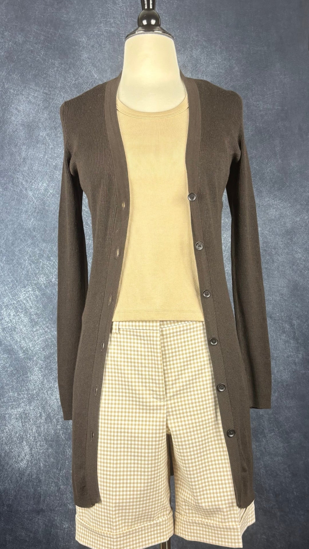 Bermuda à carreaux vichy beige et crème Tristan, taille 4. Vue de face, avec la camisole côtelée beige et le cardigan espresso Ca va de soi.