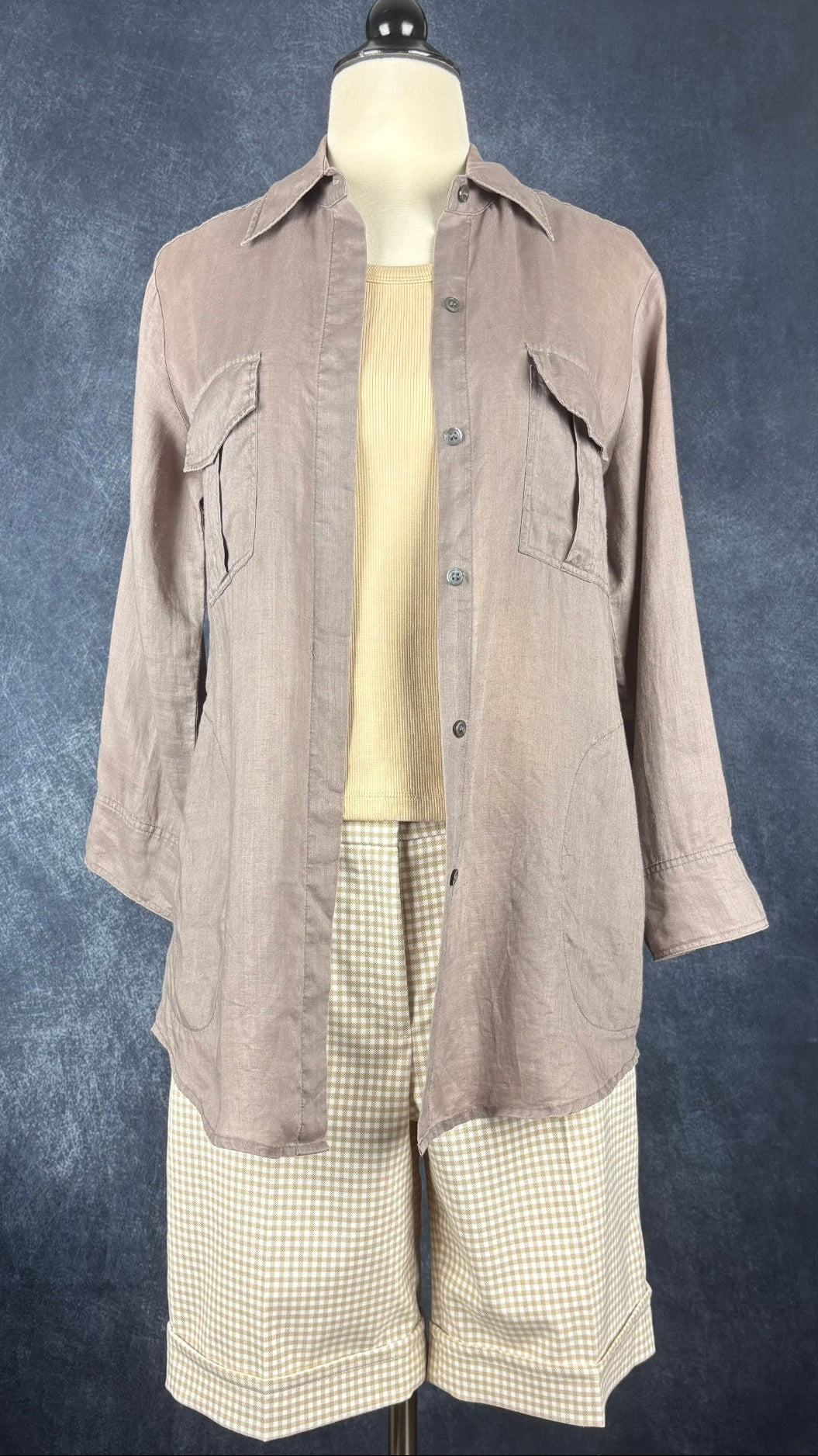 Bermuda à carreaux vichy beige et crème Tristan, taille 4. Vue de l'agencement avec le chemisier taupe Repeat et la camisole côtelée beige.