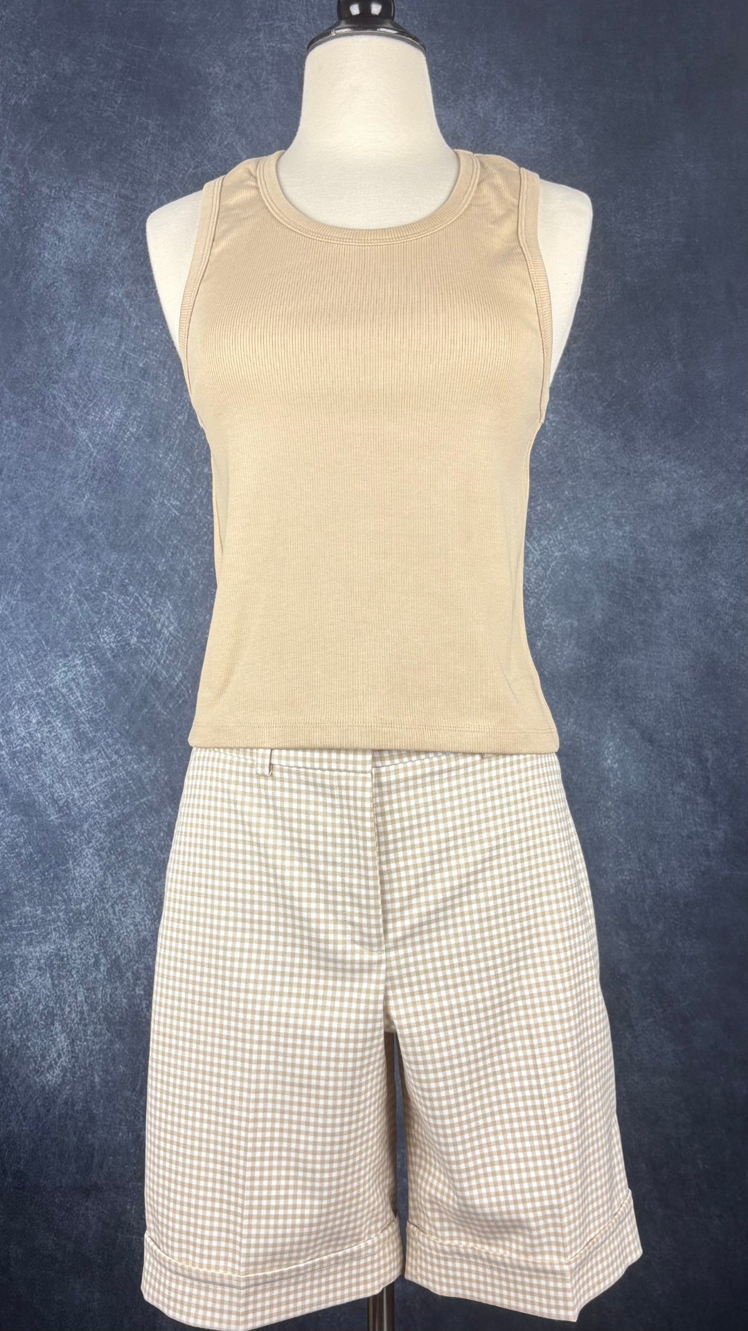 Bermuda à carreaux vichy beige et crème Tristan, taille 4. Vue de l'agencement avec la camisole côtelée beige.