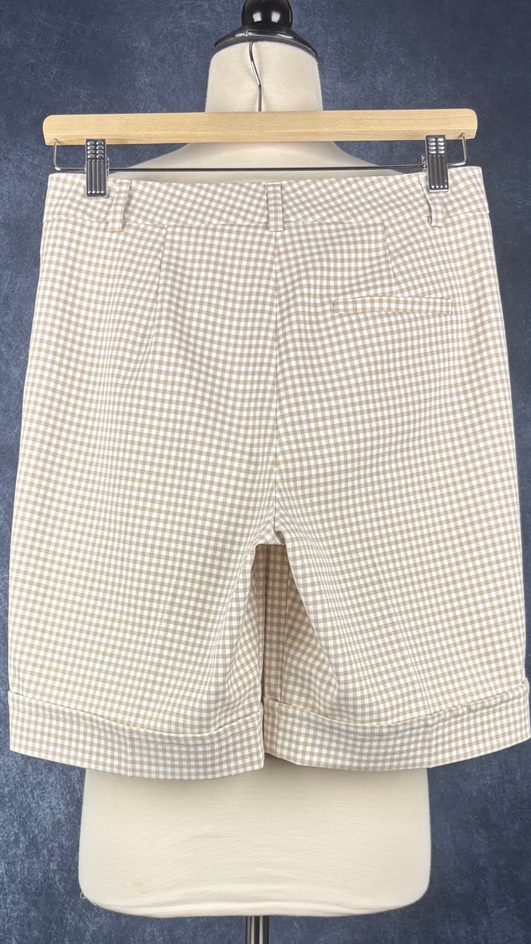 Bermuda à carreaux vichy beige et crème Tristan, taille 4. Vue de dos.