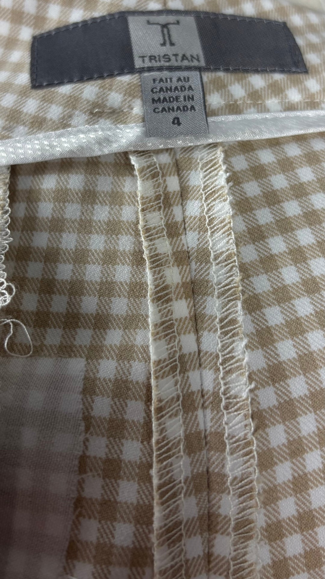 Bermuda à carreaux vichy beige et crème Tristan, taille 4. Vue de l'étiquette.