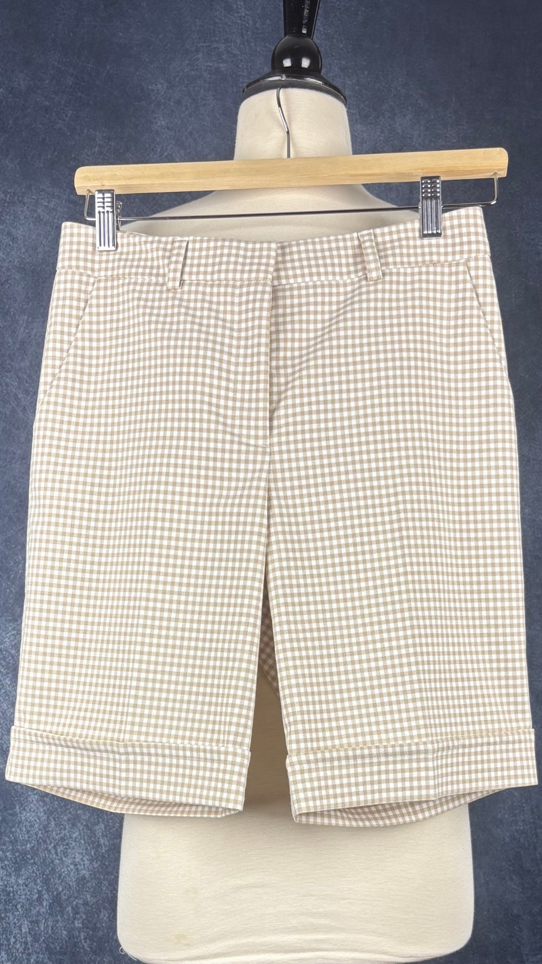 Bermuda à carreaux vichy beige et crème Tristan, taille 4. Vue de face, sur cintre.