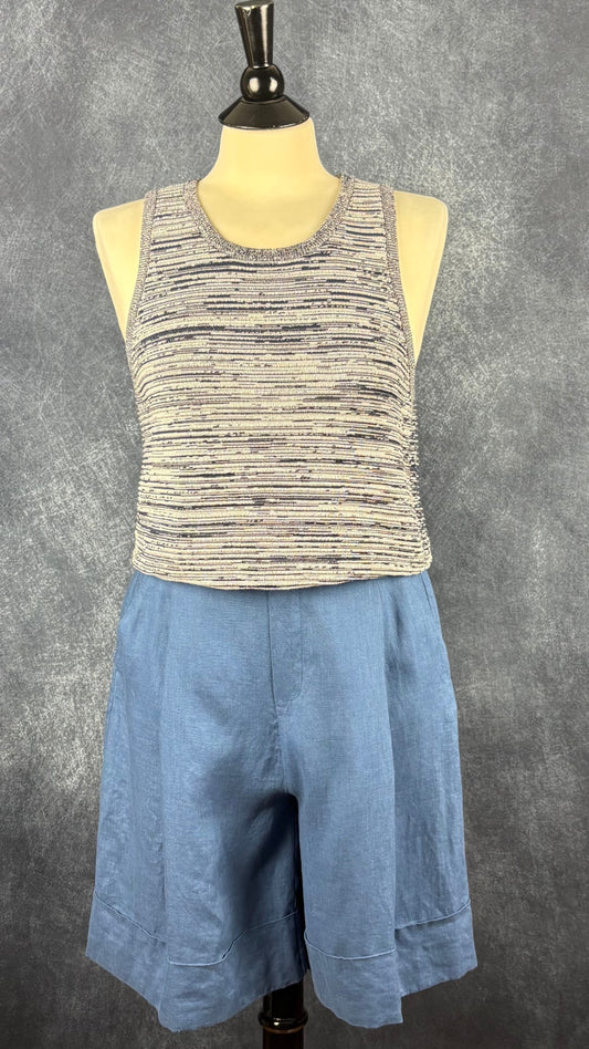 Bermuda en lin bleu acier avec pinces à l'avant United colors of Benetton, taille small. Vue de l'agencement avec le débardeur chiné marine et gris crème Babaton.