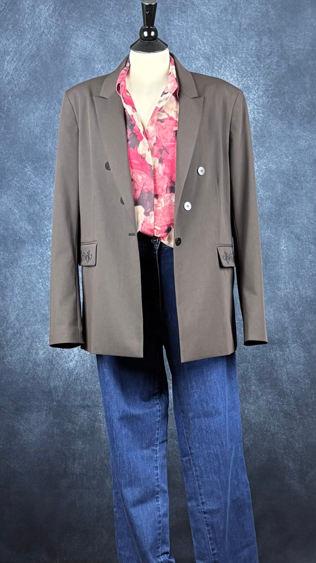 Blazer brun foncé lavable avec détail de broderie sur les rabats de poches, Tristan, taille 16. Vue de l'agencement avec le jeans Brax et le chemisier floral JNY.