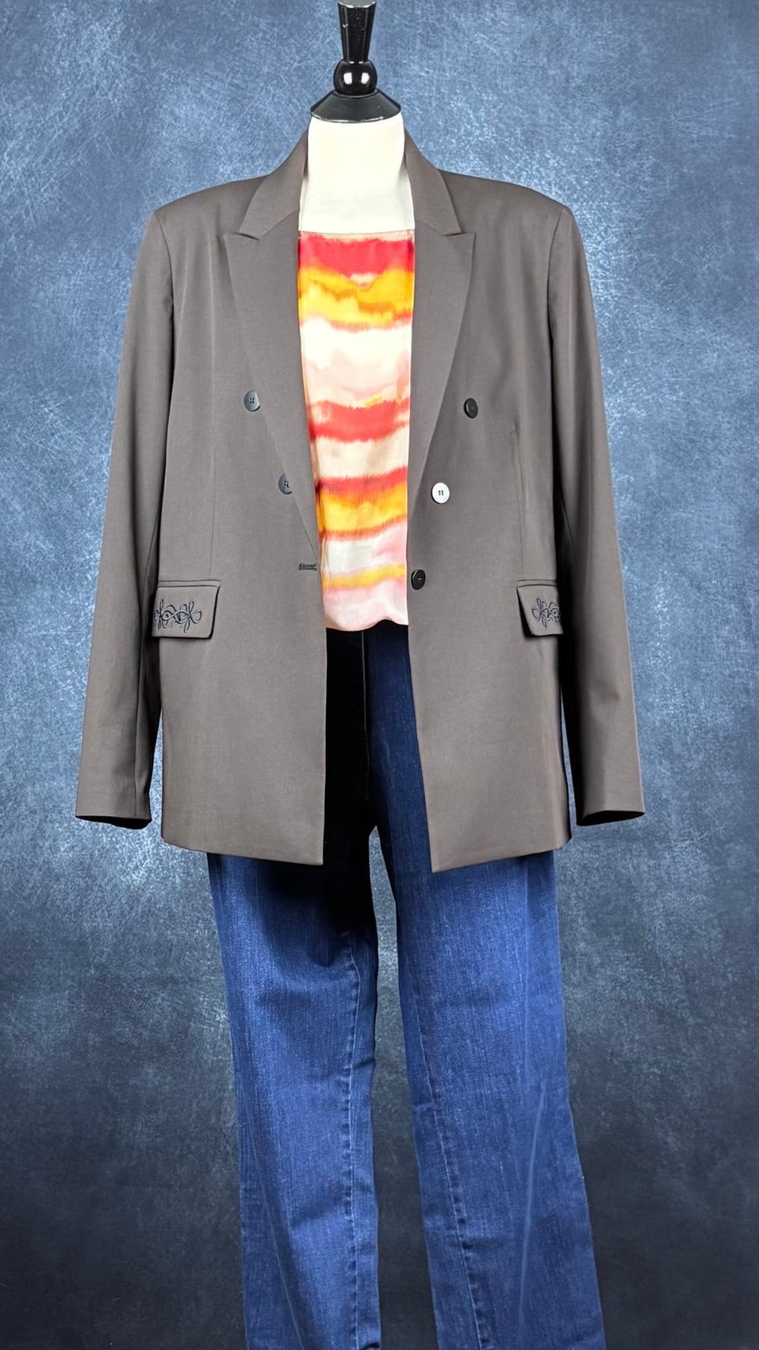 Blazer brun foncé lavable avec détail de broderie sur les rabats de poches, Tristan, taille 16. Vue de l'agencement avec le jeans Brax et le haut coloré translucide.