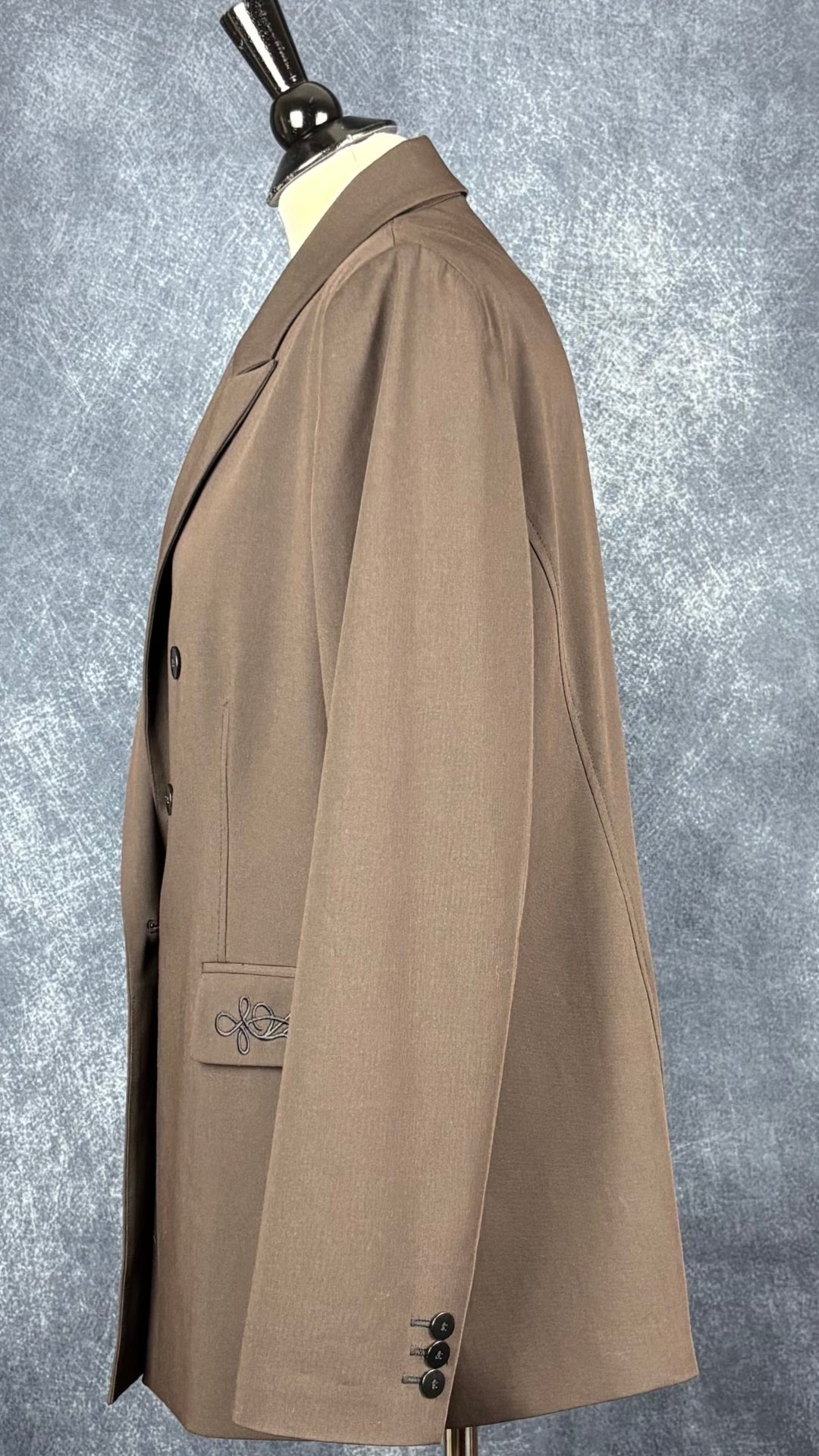 Blazer brun foncé lavable avec détail de broderie sur les rabats de poches, Tristan, taille 16. Vue de côté.