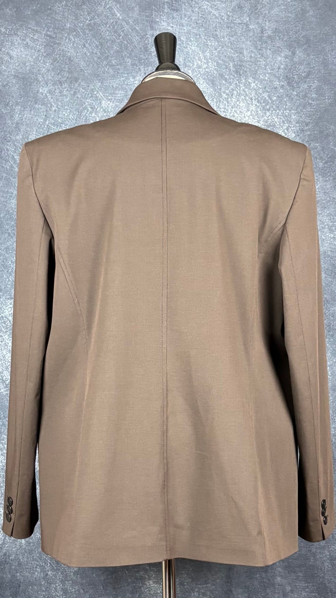 Blazer brun foncé lavable avec détail de broderie sur les rabats de poches, Tristan, taille 16. Vue de dos.