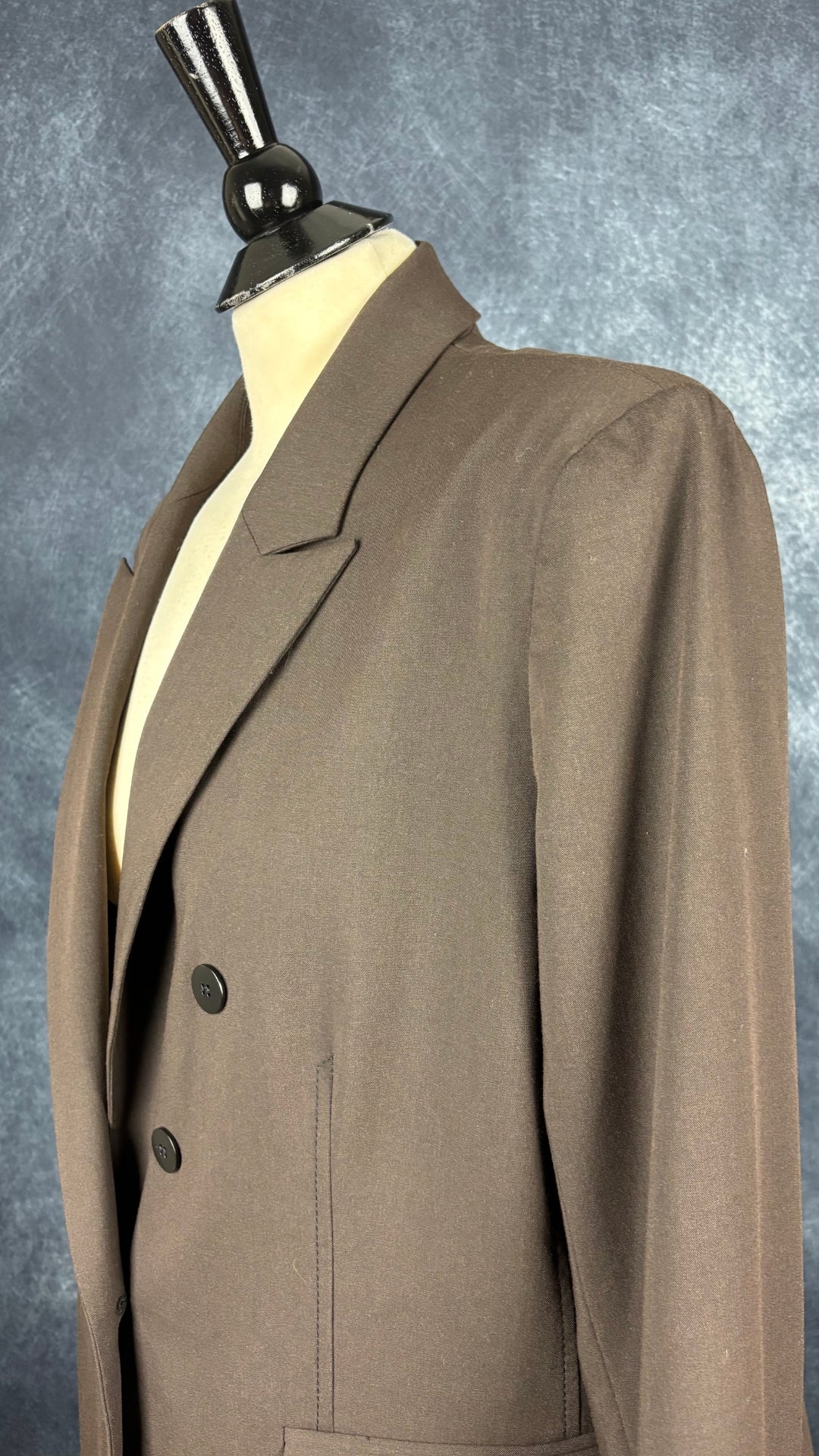 Blazer brun foncé lavable avec détail de broderie sur les rabats de poches, Tristan, taille 16. Vue de l'encolure.