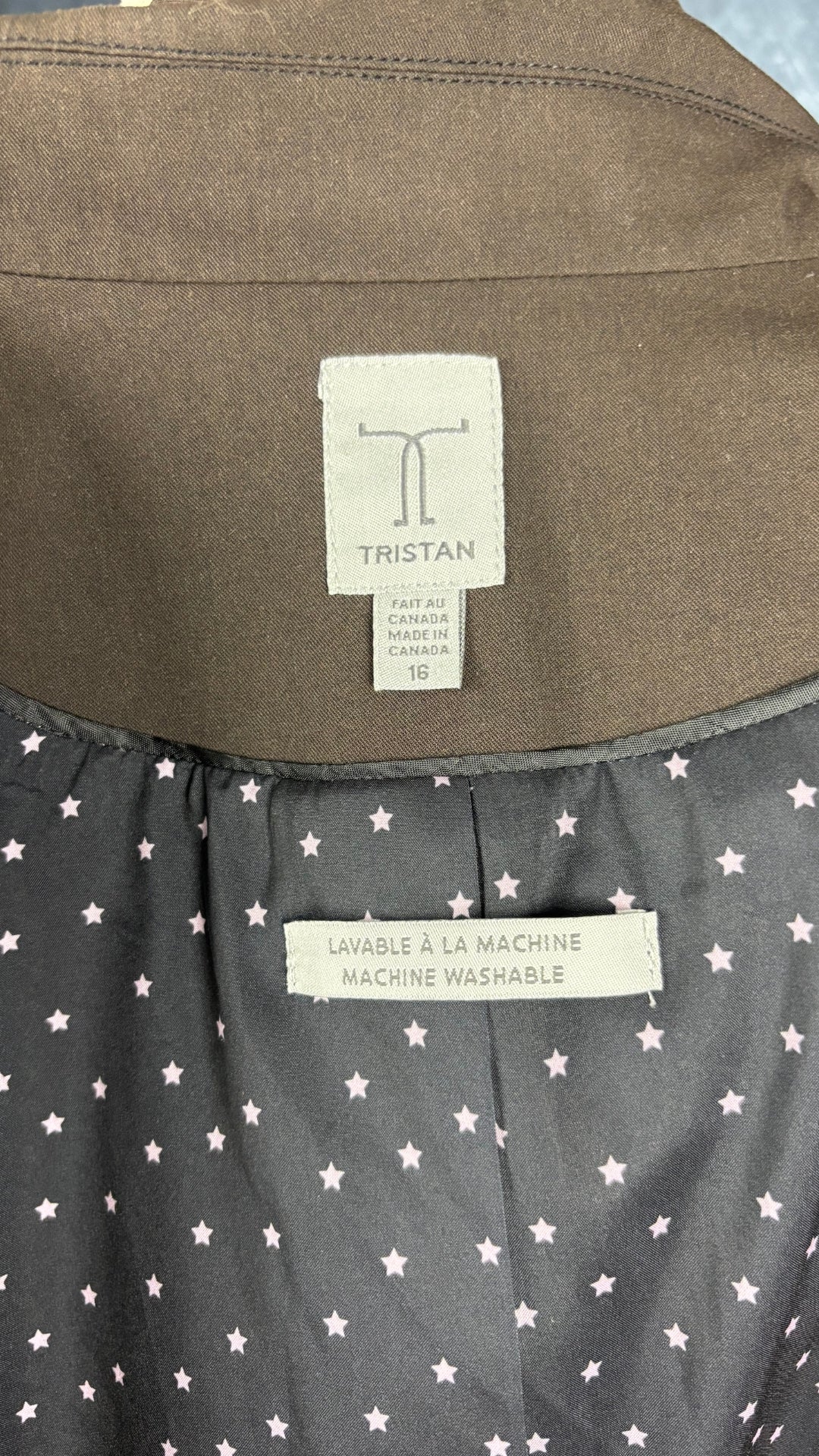Blazer brun foncé lavable avec détail de broderie sur les rabats de poches, Tristan, taille 16. Vue de l'étiquette.